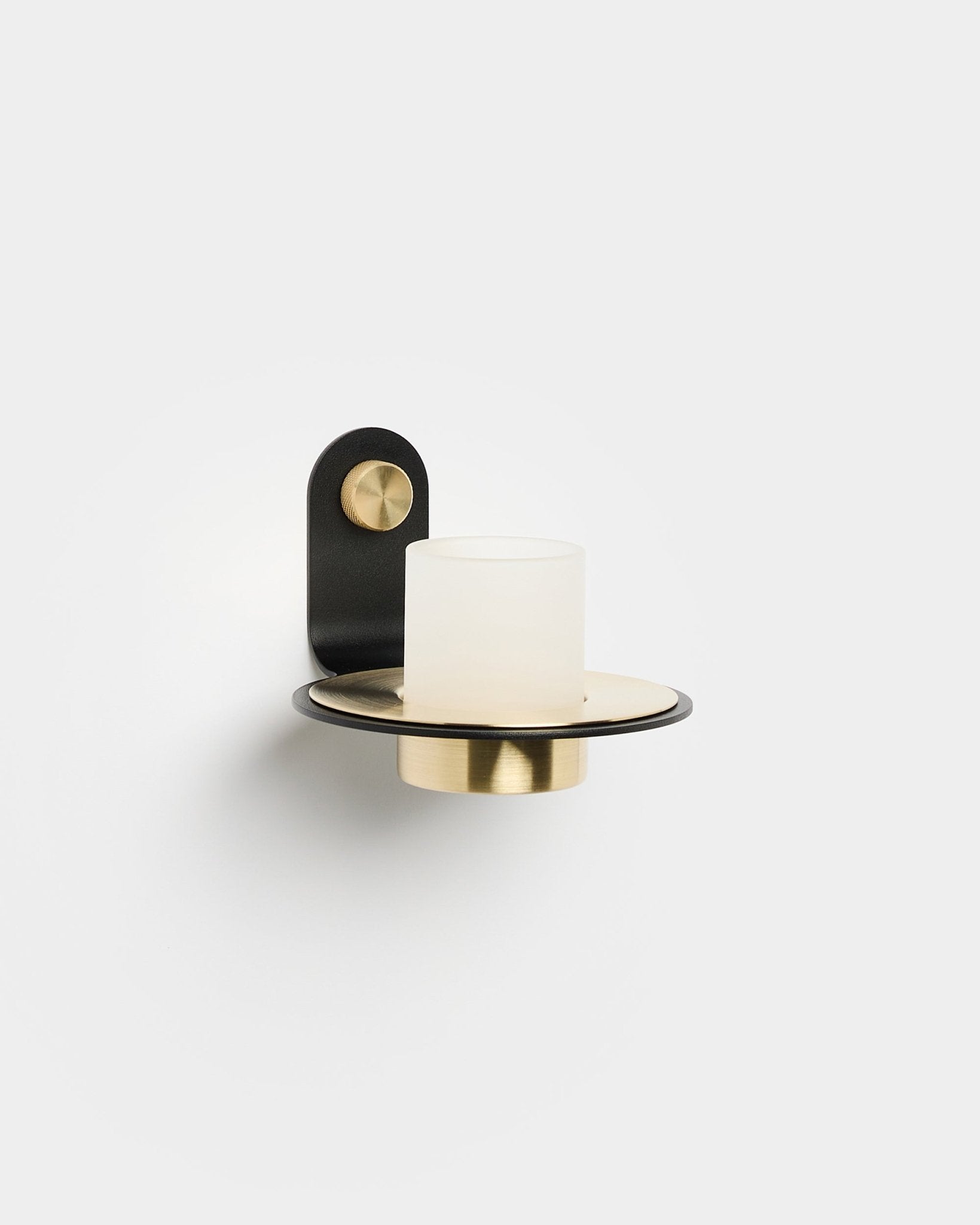 Portacandela Norr di WoodUpp con base black e brass e paralume in vetro satinato, progettato per completare le candele LED; si inserisce nello stile minimalista nordico.