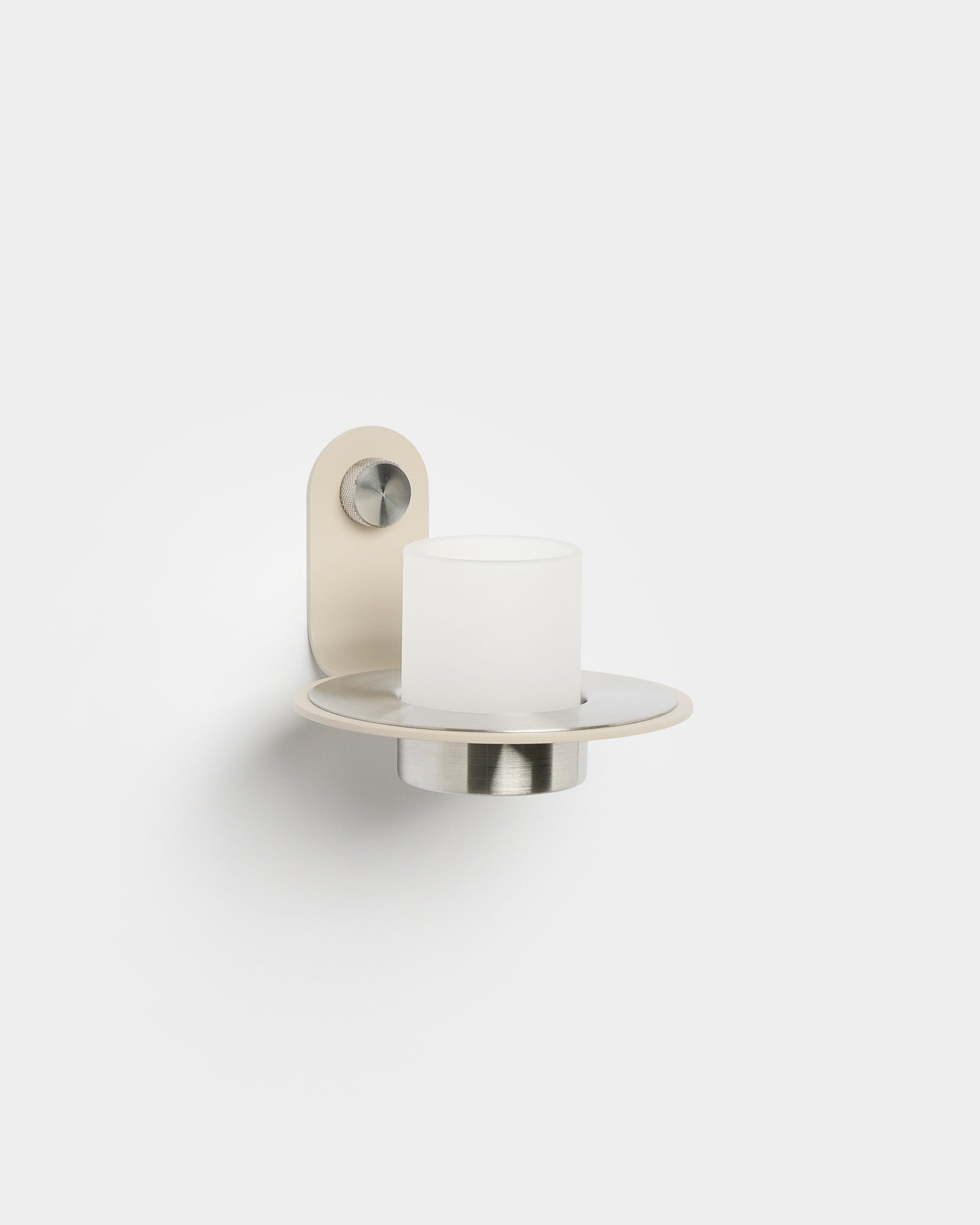 Il portacandele Norr di WoodUpp, con base in acciaio inox beige steel, posizionato su un Akupanel Pannello acustico per un tocco nordico moderno.