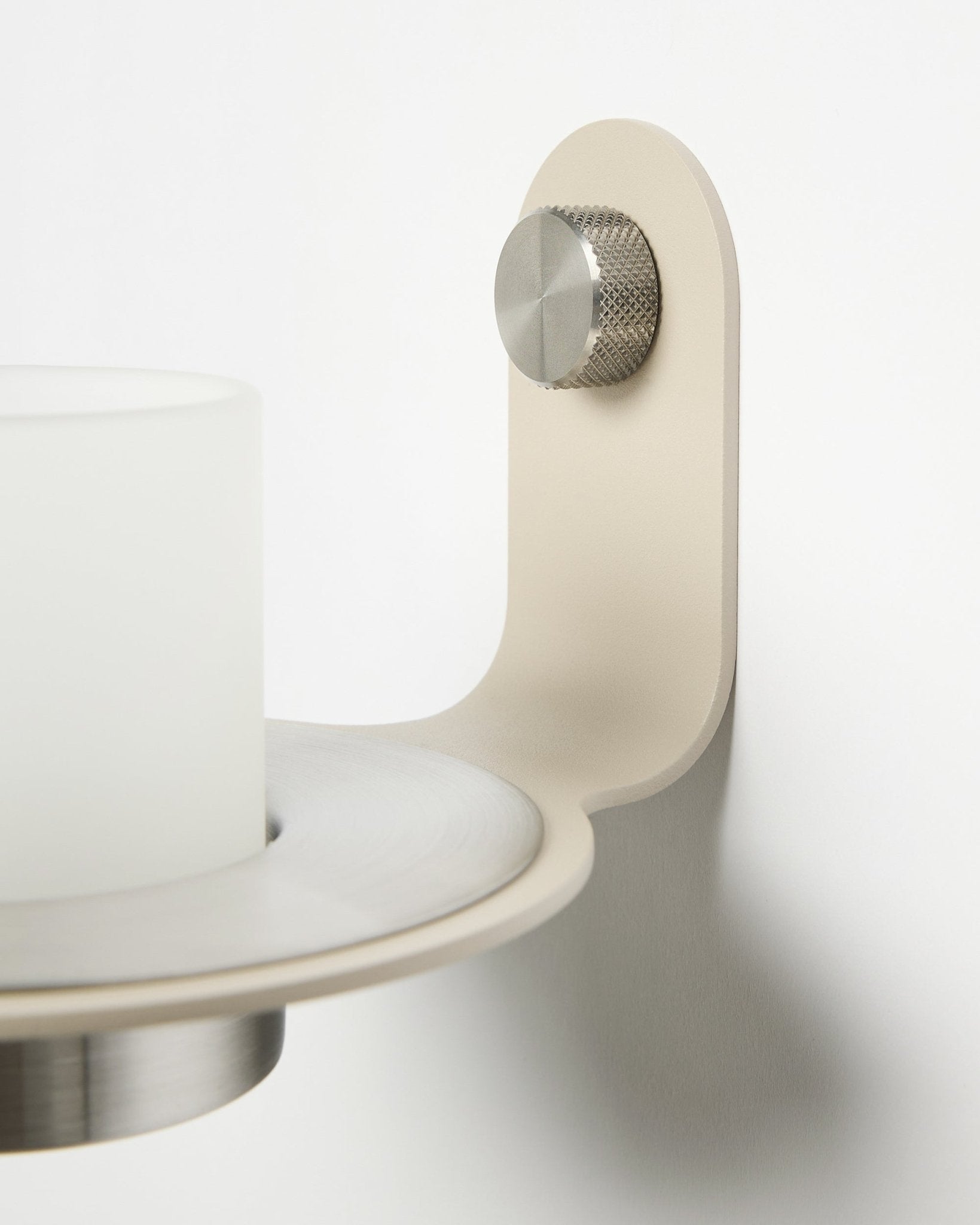 Portacandele minimalista Norr in beige e acciaio inox steel di WoodUpp, presentato come accessorio per i pannelli acustici a doghe Akupanel.