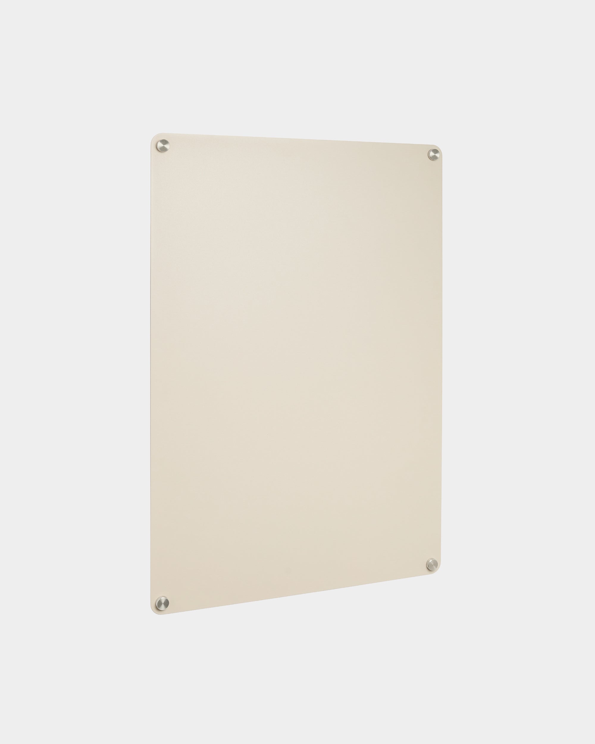 La lavagna magnetica Norr large beige di WoodUpp, rettangolare con quattro viti a vista agli angoli, è presentata su uno sfondo bianco pulito.
