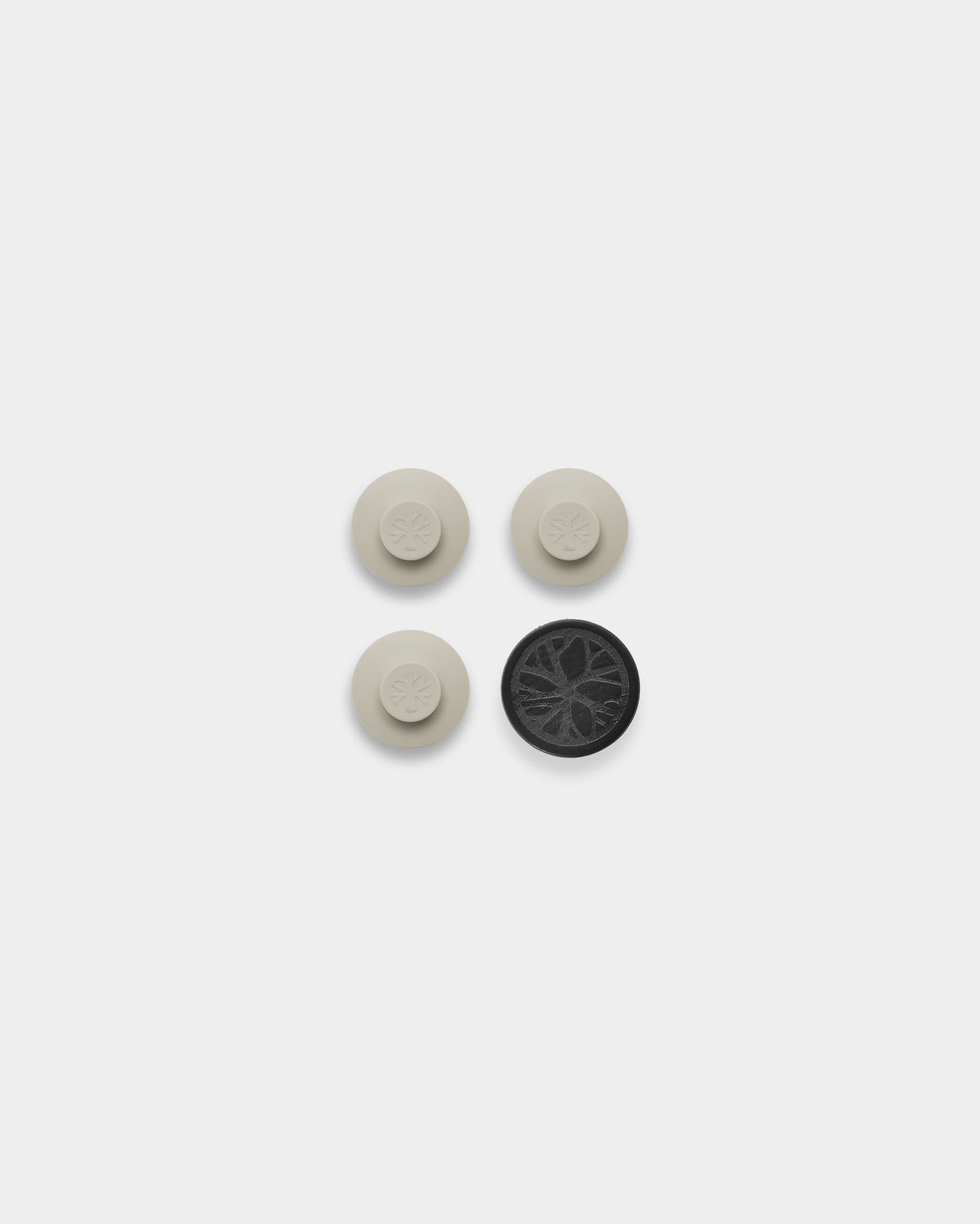Set WoodUpp Dupps: tre accessori acustici rotondi color beige con motivi circolari e un attrezzo, disposti per il montaggio a parete su uno sfondo bianco.