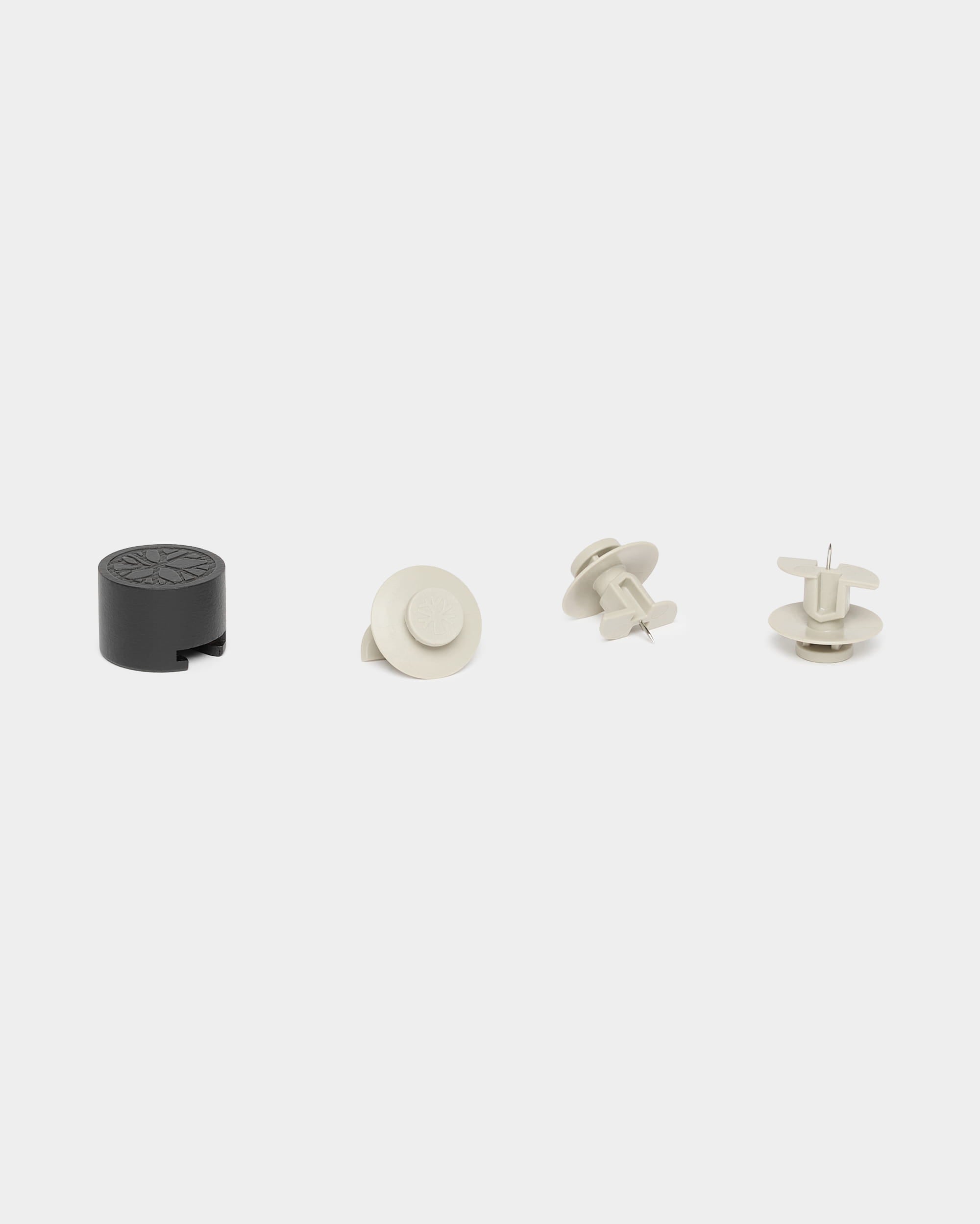 Set di elementi di fissaggio WoodUpp Dupps con 3 elementi di fissaggio beige e 1 attrezzo, progettato per i pannelli acustici Akupanel, raffigurato su sfondo bianco.