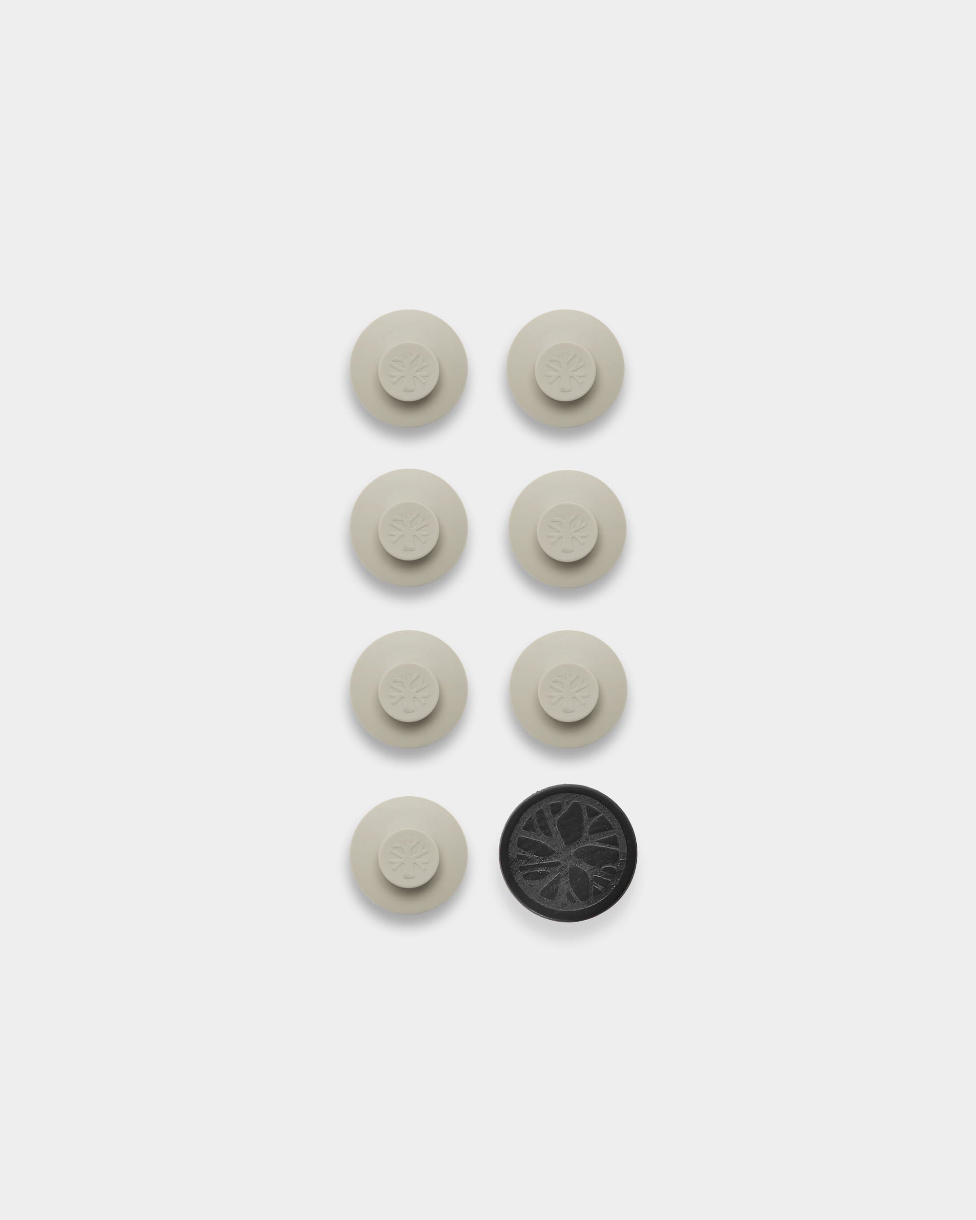 Dupps di WoodUpp: 7 bottoni rotondi beige (chiari) e 1 attrezzo per il montaggio di pannelli acustici tramite ganci in nylon o Akupanel.