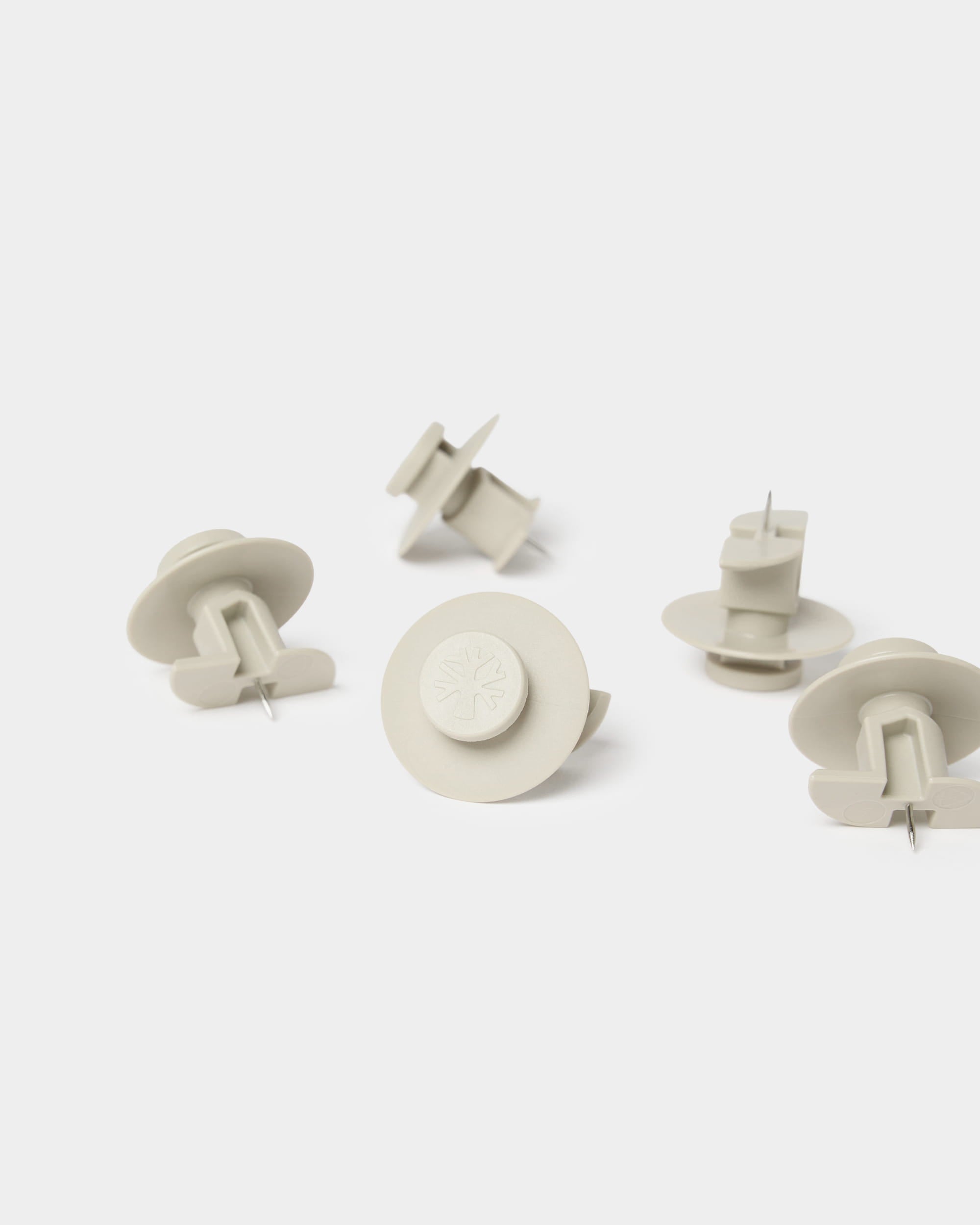Sette puntine da disegno WoodUpp Dupps color beige con attrezzo incluso, progettate per il fissaggio dei pannelli acustici Akupanel o di altre soluzioni a parete WoodUpp.