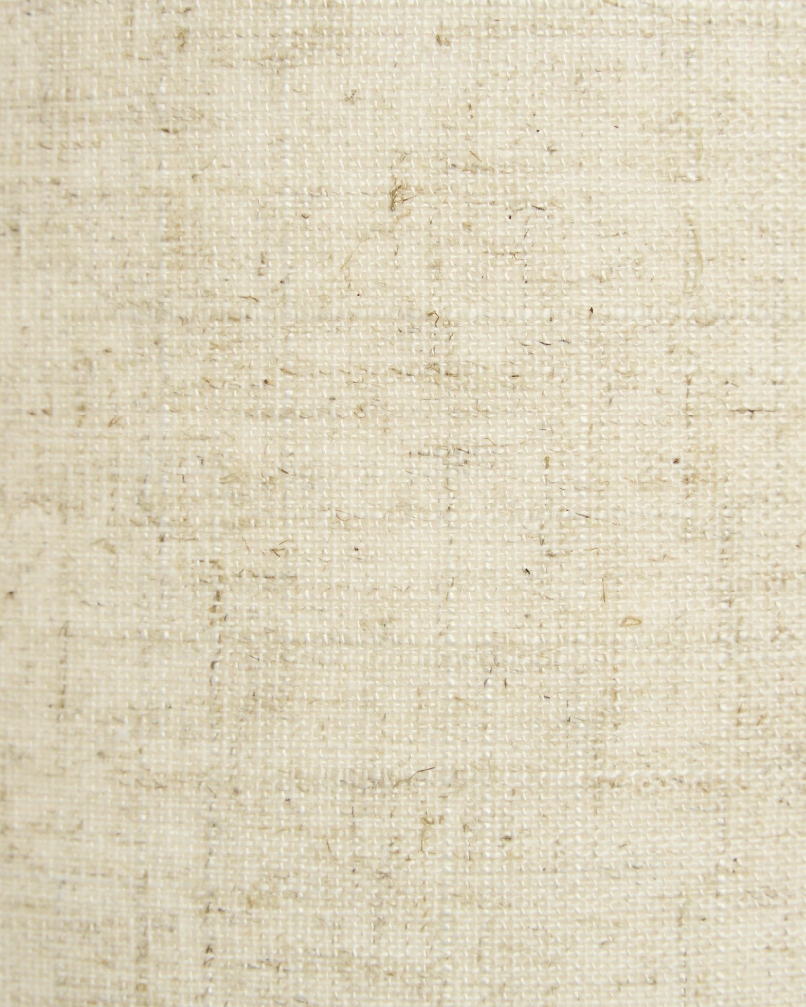 Primo piano della Feya Wall Lamp di WoodUpp nei toni beige, con paralume in tessuto testurizzato dall’aspetto naturale del lino-cotone. Design nordico minimalista.