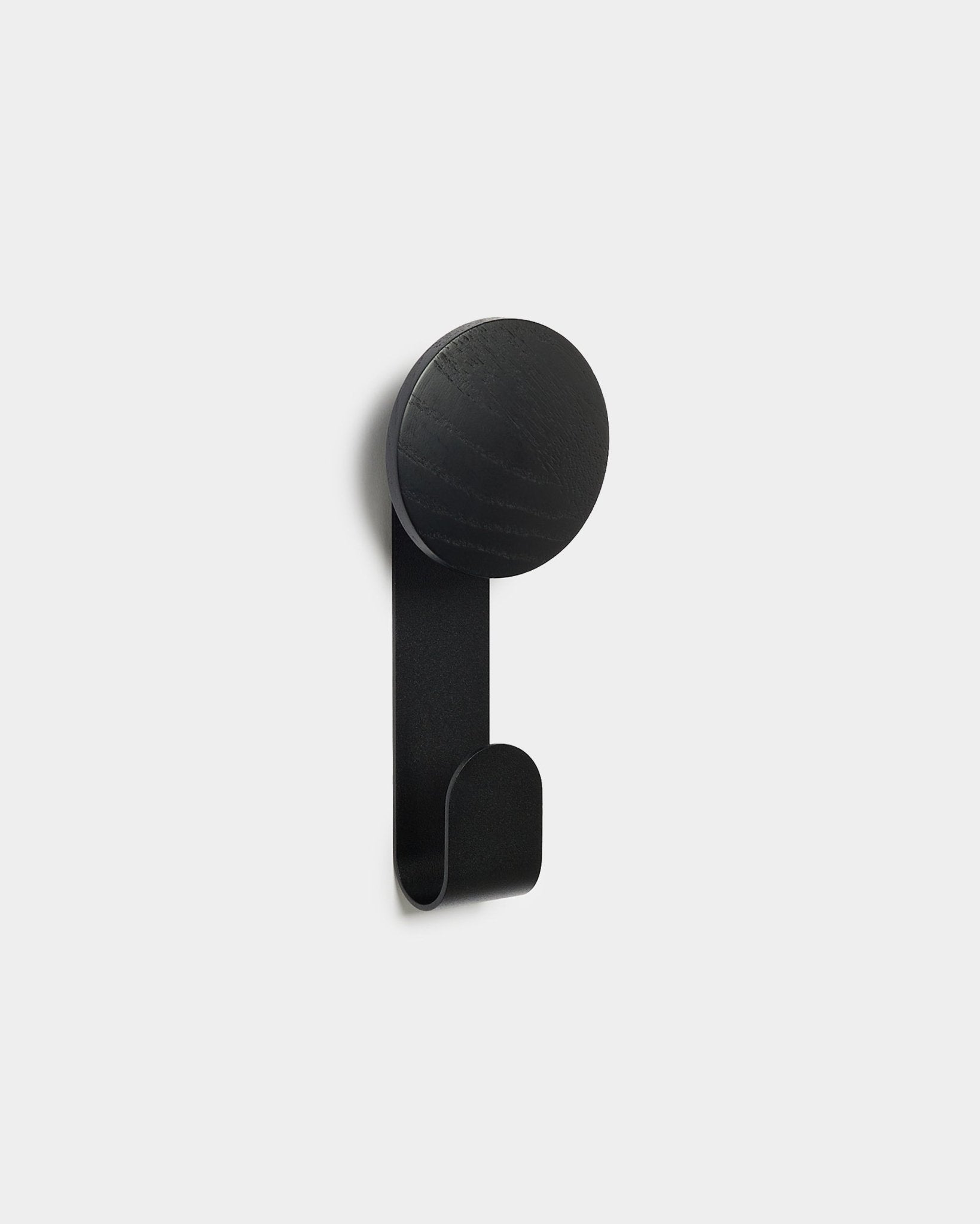 Linn Vertical Appendiabiti in Black Oak di WoodUpp, un accessorio minimalista pensato per appendere oggetti ai pannelli acustici in legno Akupanel.