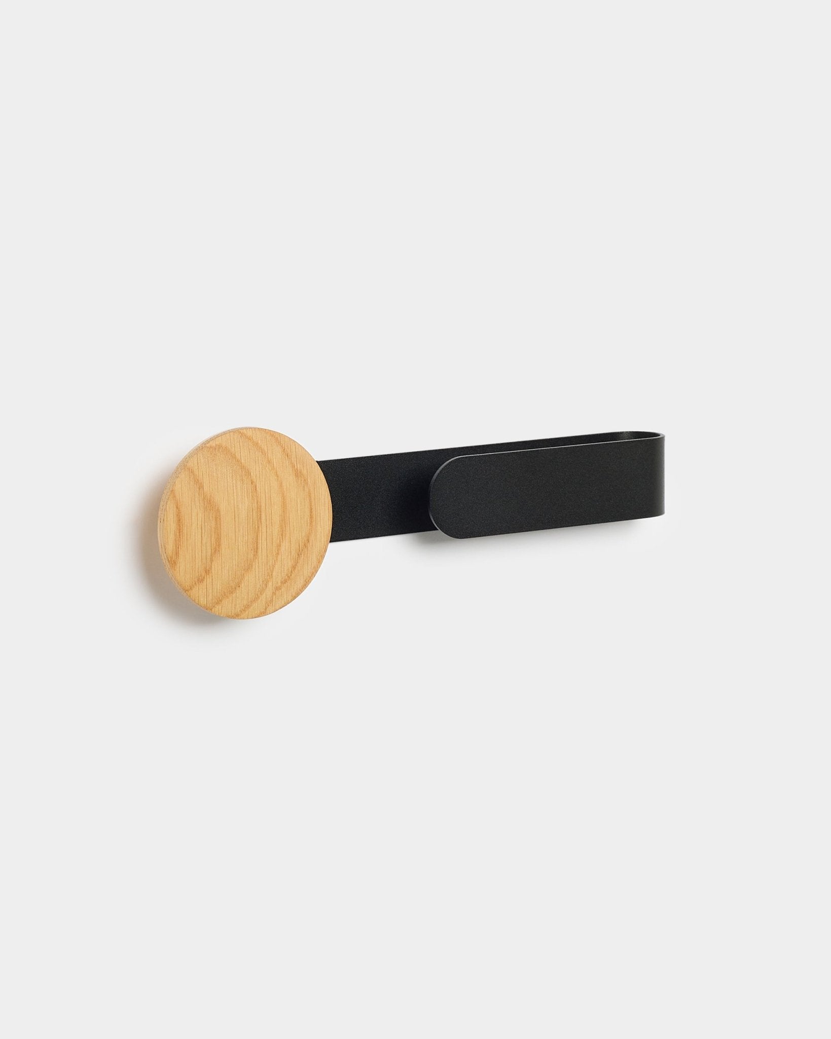 Appendiabiti Linn Horizontal di WoodUpp con pomello in natural oak e braccio in metallo black, pensato per completare il tuo Akupanel Pannello acustico.
