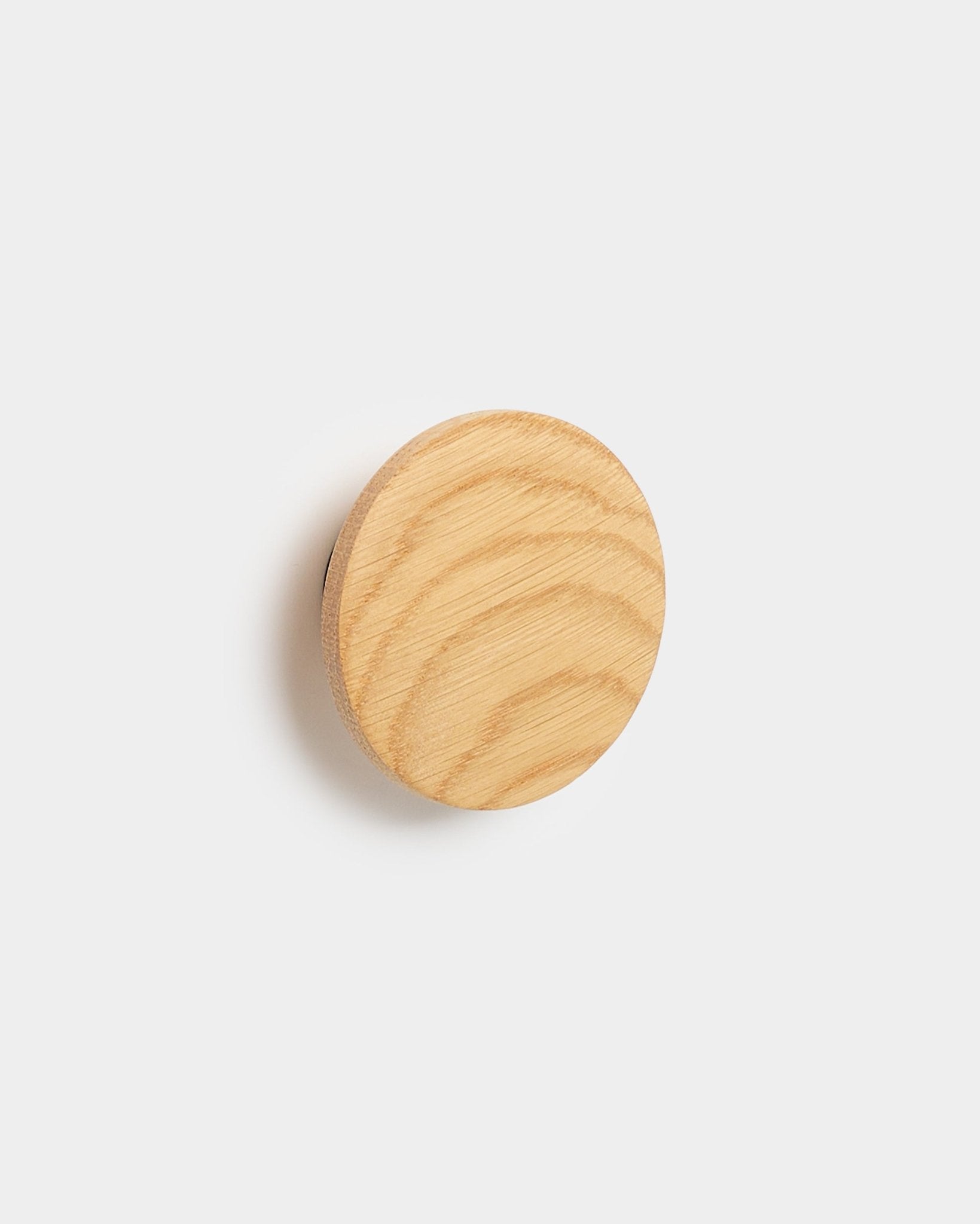 Linn I Single Hanger di WoodUpp, un accessorio natural oak con venature del legno a vista, progettato per i pannelli acustici Akupanel, su uno sfondo bianco semplice.