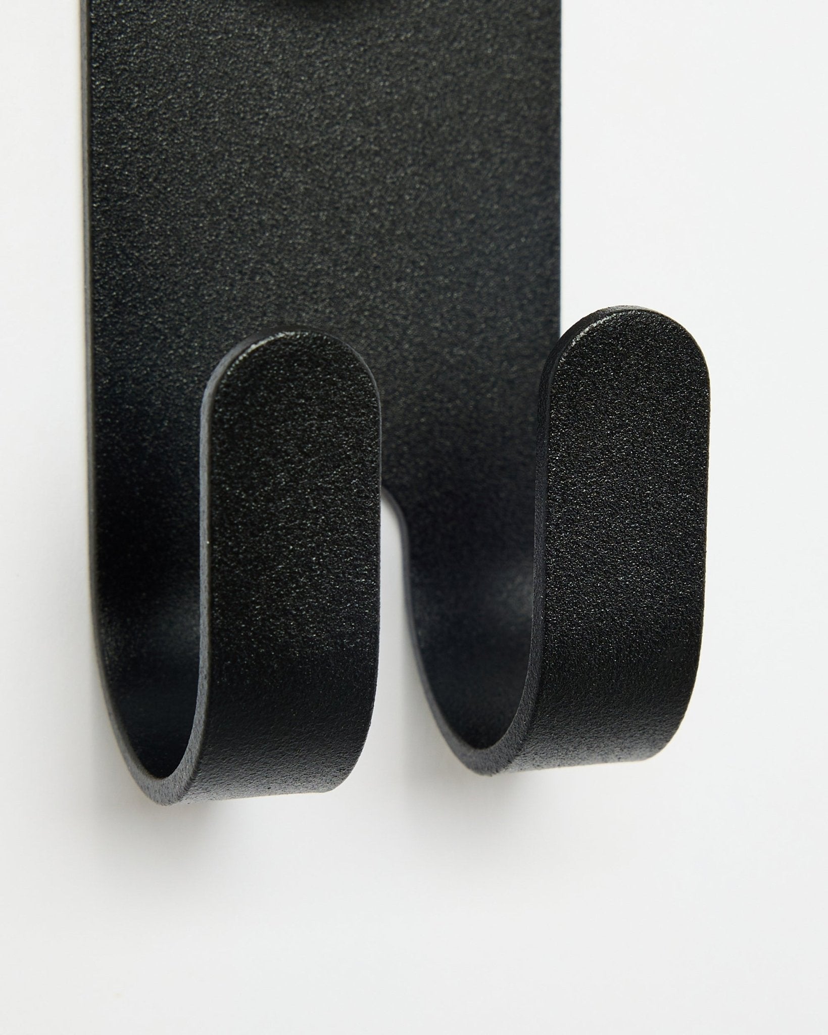 Primo piano del Norr Double Hanger in black di WoodUpp, con doppi ganci pensati per accessori Akupanel, su sfondo bianco.