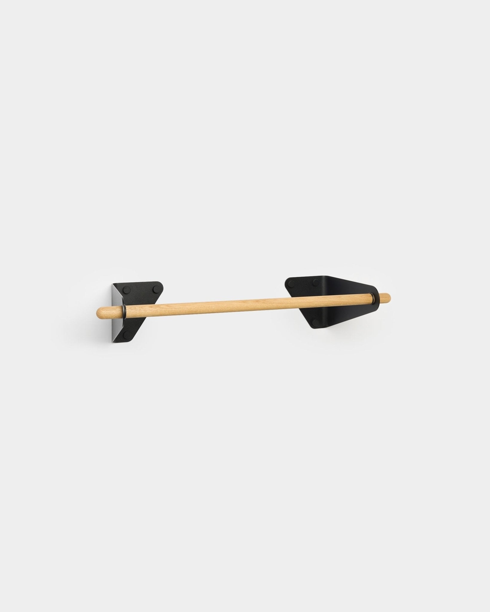 Portarotolo per carta igienica WoodUpp con asta minimalista in legno e staffe triangolari black, progettato per abbinarsi al Linn Coat Rail per accessori Akupanel.