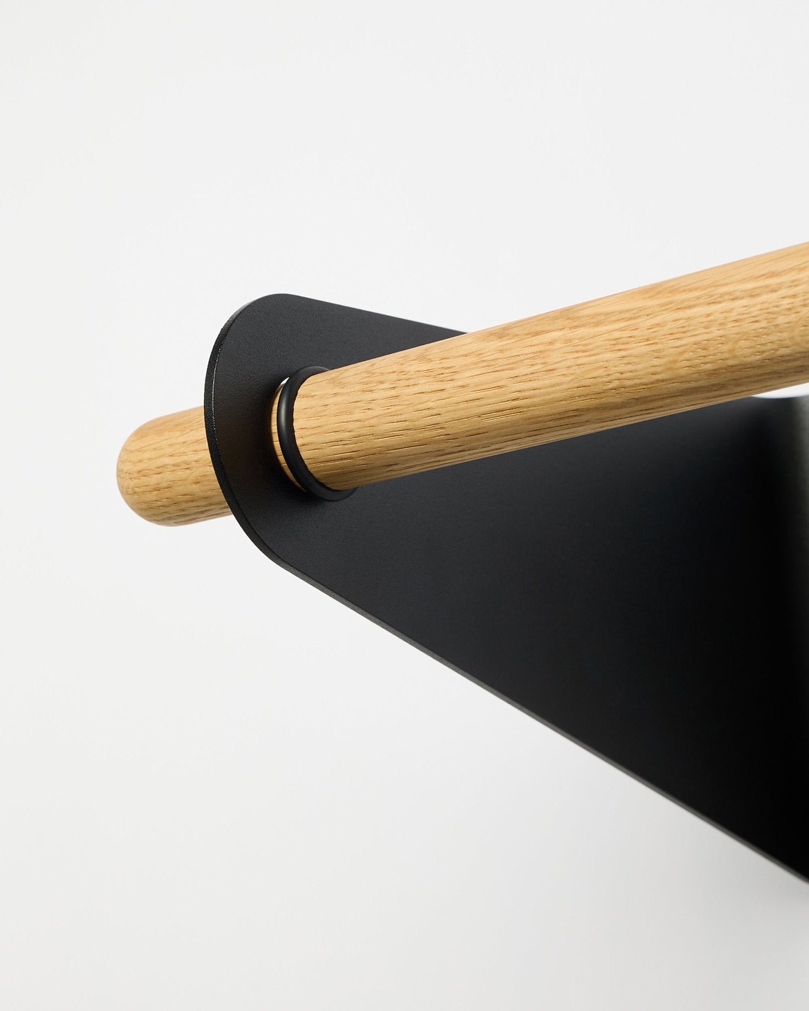 Primo piano del Coat Rail WoodUpp Linn in black (75,9 cm), montato su una staffa in metallo black, mostrato su uno sfondo bianco semplice.