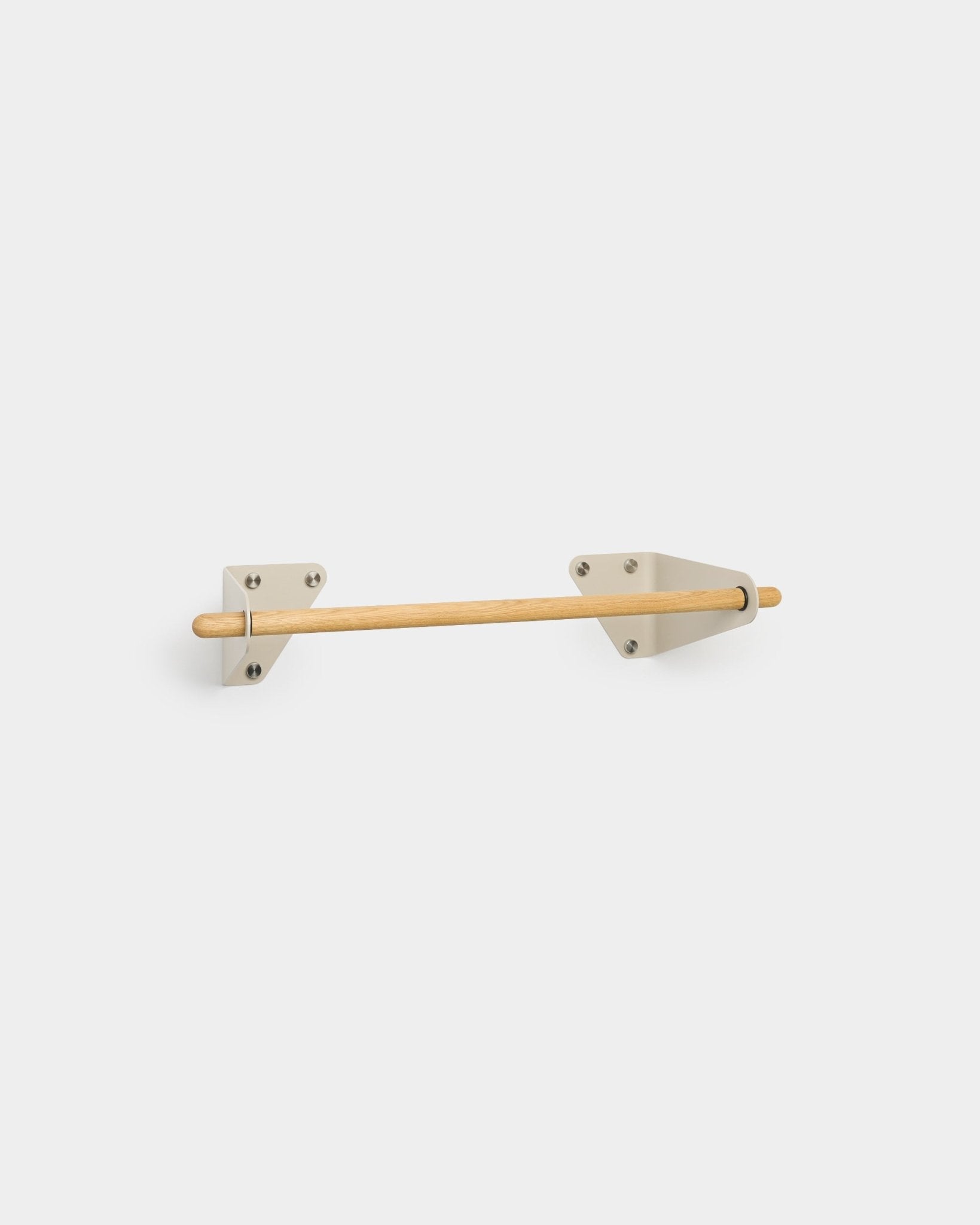 L’appendiabiti Coat Rail di WoodUpp, ispirato al design nordico, presenta un’asta in Rovere massello e due staffe triangolari in beige, lungo 75,9 cm, su uno sfondo bianco semplice.