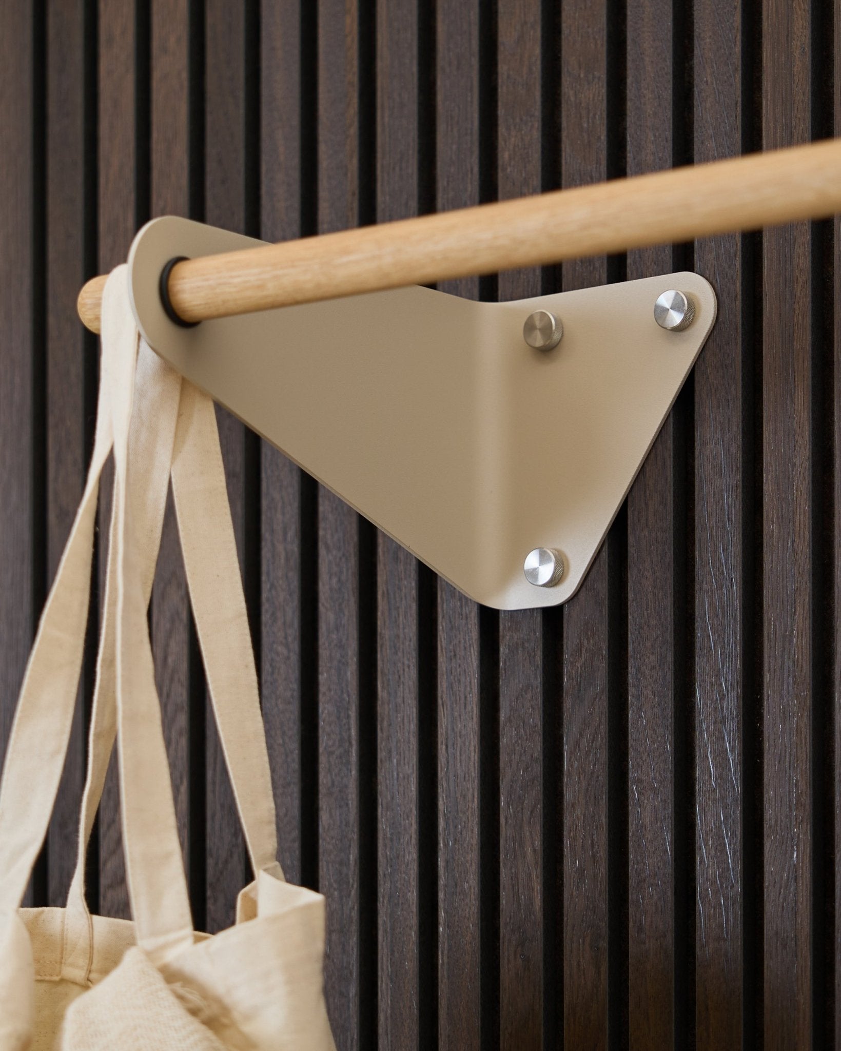 Appendiabiti WoodUpp Linn Beige (115,9 cm) montato su Akupanel Pannello acustico, con una borsa in tessuto color crema appesa sul lato sinistro.