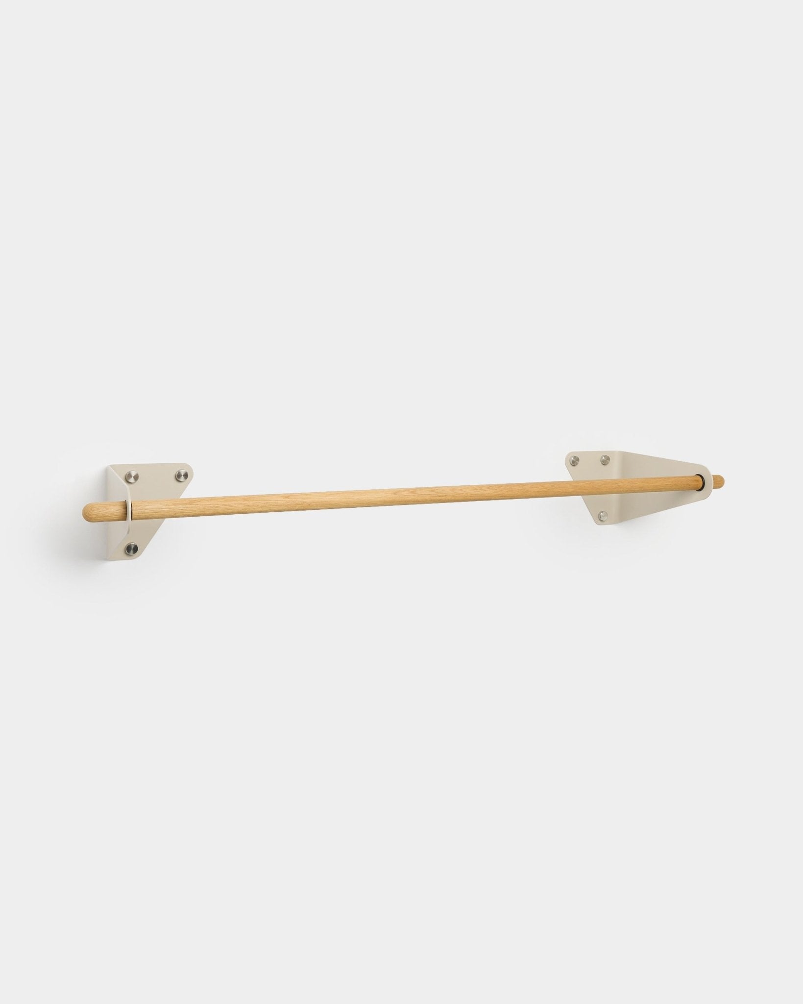 Appendiabiti minimalista WoodUpp Linn in beige, 115,9 cm, con asta in Rovere massello e staffe in metallo bianco, mostrato su sfondo neutro.