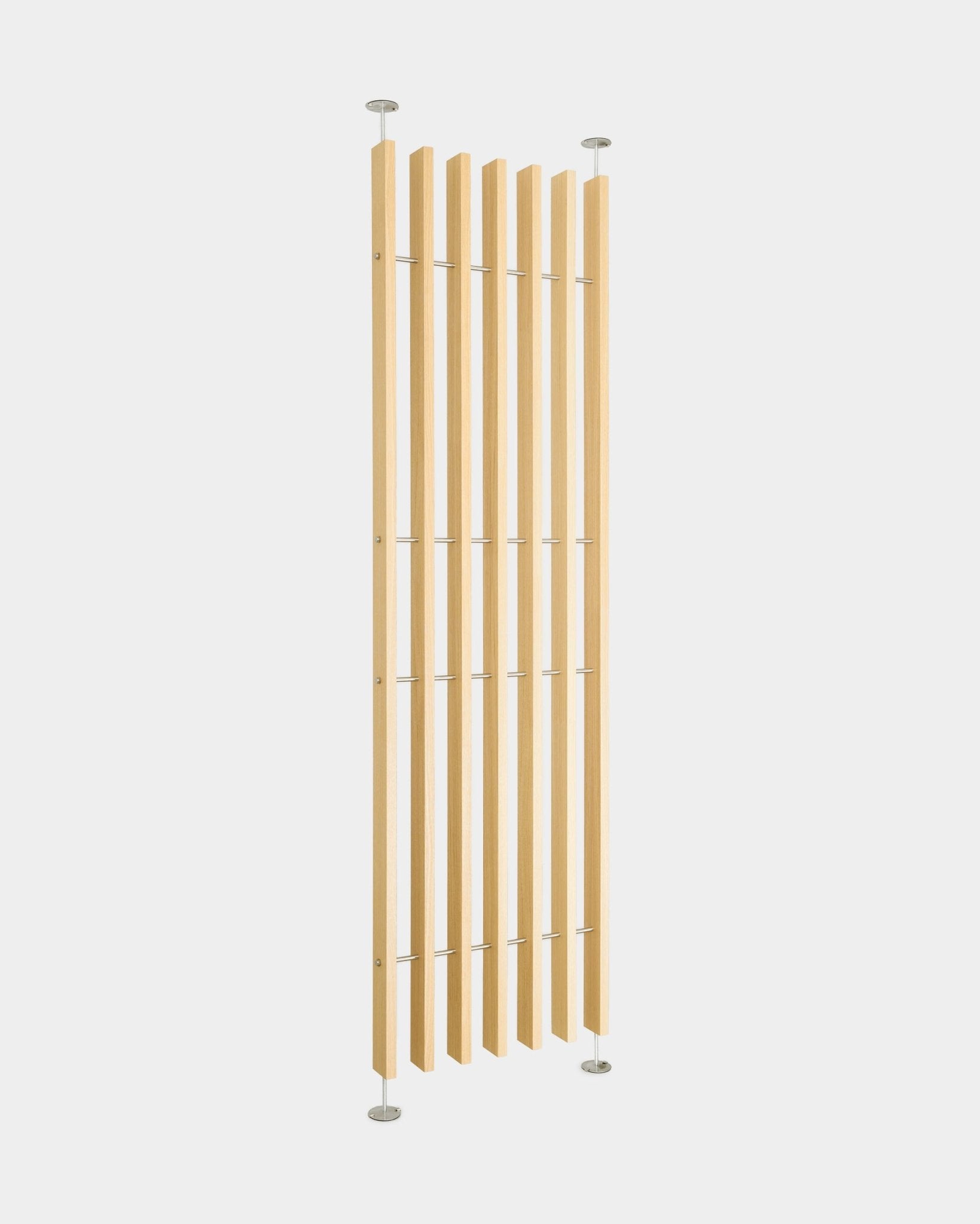Il divisorio EMBRACE di WoodUpp BM1, 236-252 cm, è composto da doghe vertical natural oak con aste in metallo e basi rotonde; si installa tra pavimento e soffitto senza forare.