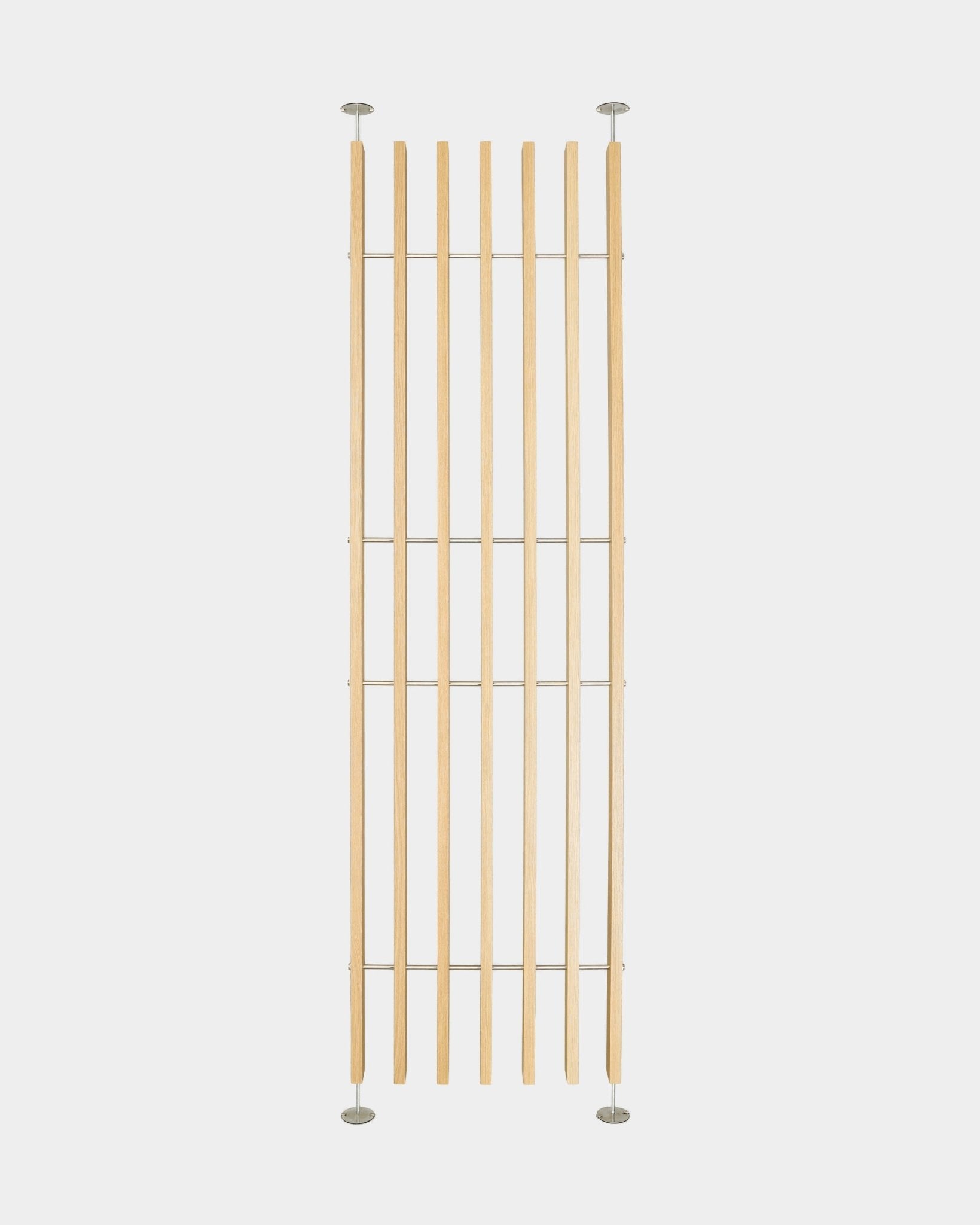 Divisorio Embrace BM1 di WoodUpp, doghe nordiche Rovere tra pavimento e soffitto con supporti in metallo, altezza regolabile 236–252 cm, installazione senza attrezzi.