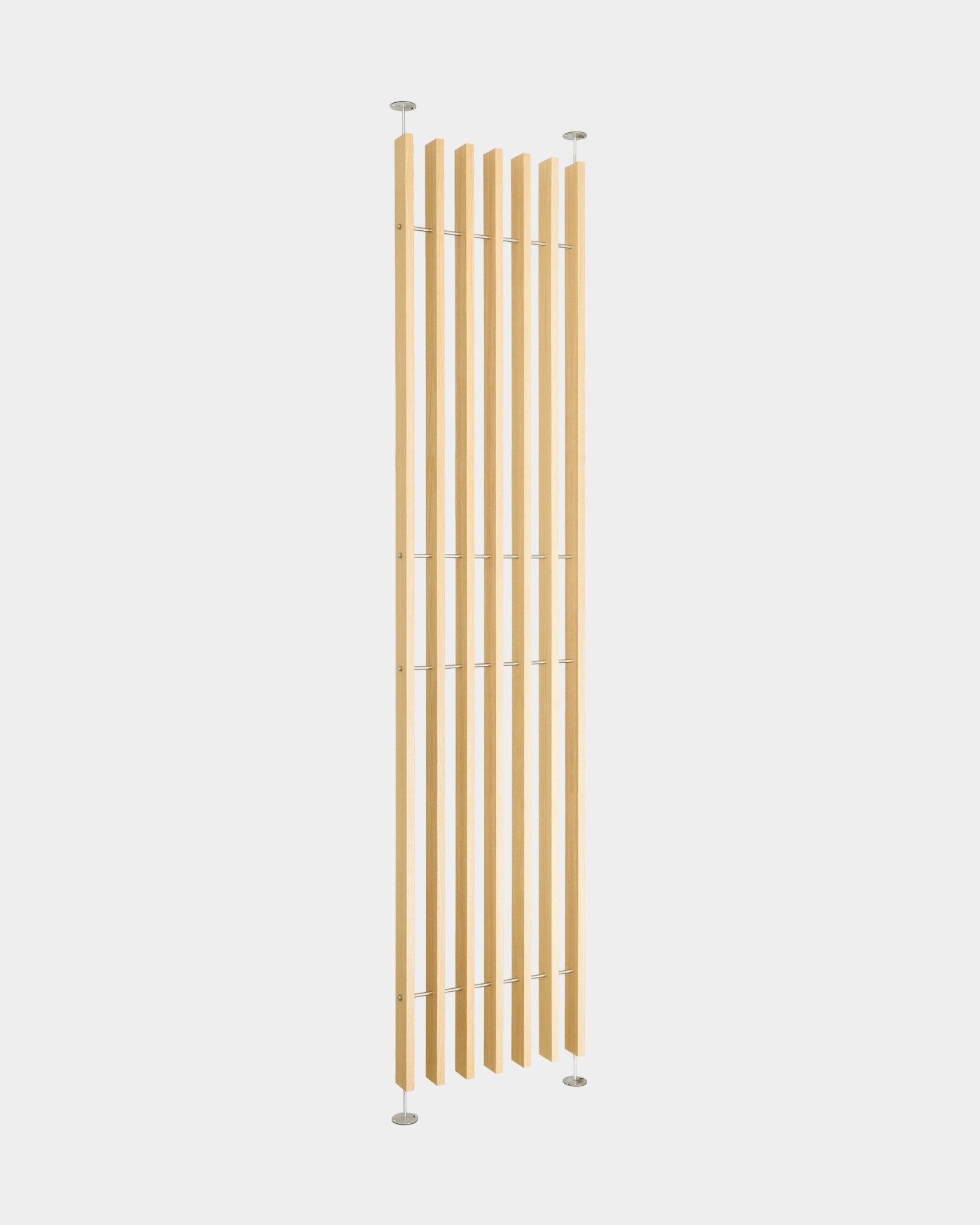 Separé EMBRACE BM1 di WoodUpp (286–302 cm) con doghe alte in impiallacciatura Rovere e sottili aste in metallo, per un’installazione semplice senza fori; design minimalista nordico.