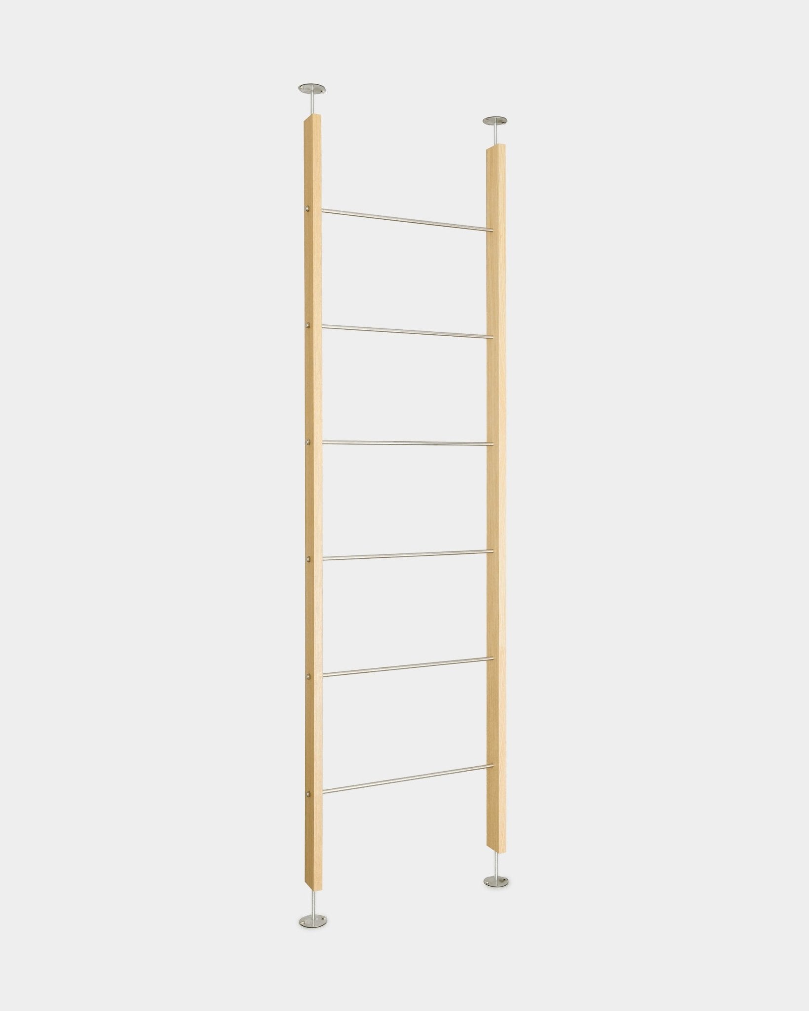 Separé WoodUpp Embrace BM2 (236-252 cm), una struttura minimale in legno dal gusto nordico, da pavimento a soffitto, con sei pioli in metallo e staffe rotonde.