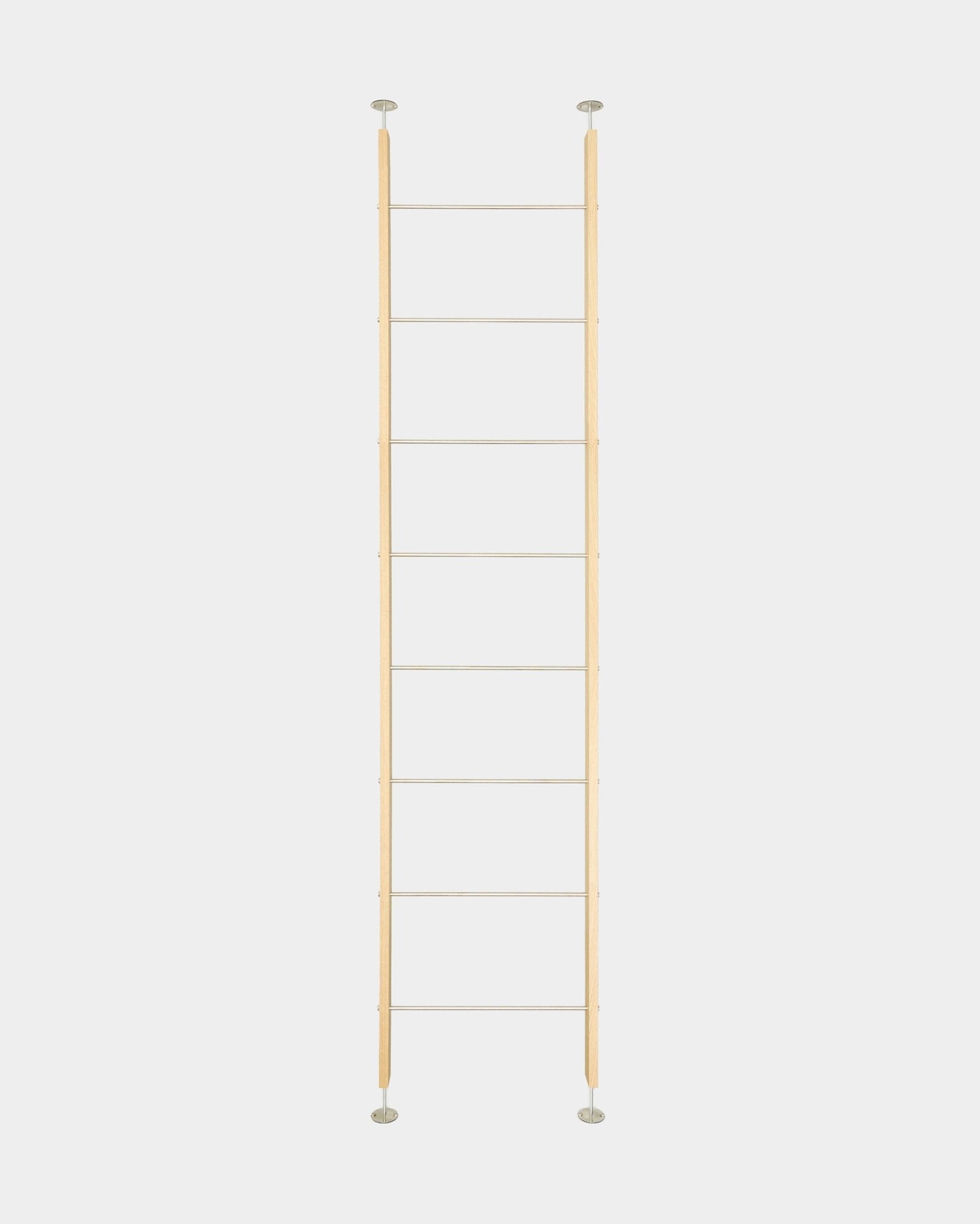Embrace Room Divider BM2 di WoodUpp, un divisorio acustico nordico da pavimento a soffitto (286-302 cm), è posizionato verticalmente su uno sfondo bianco essenziale.