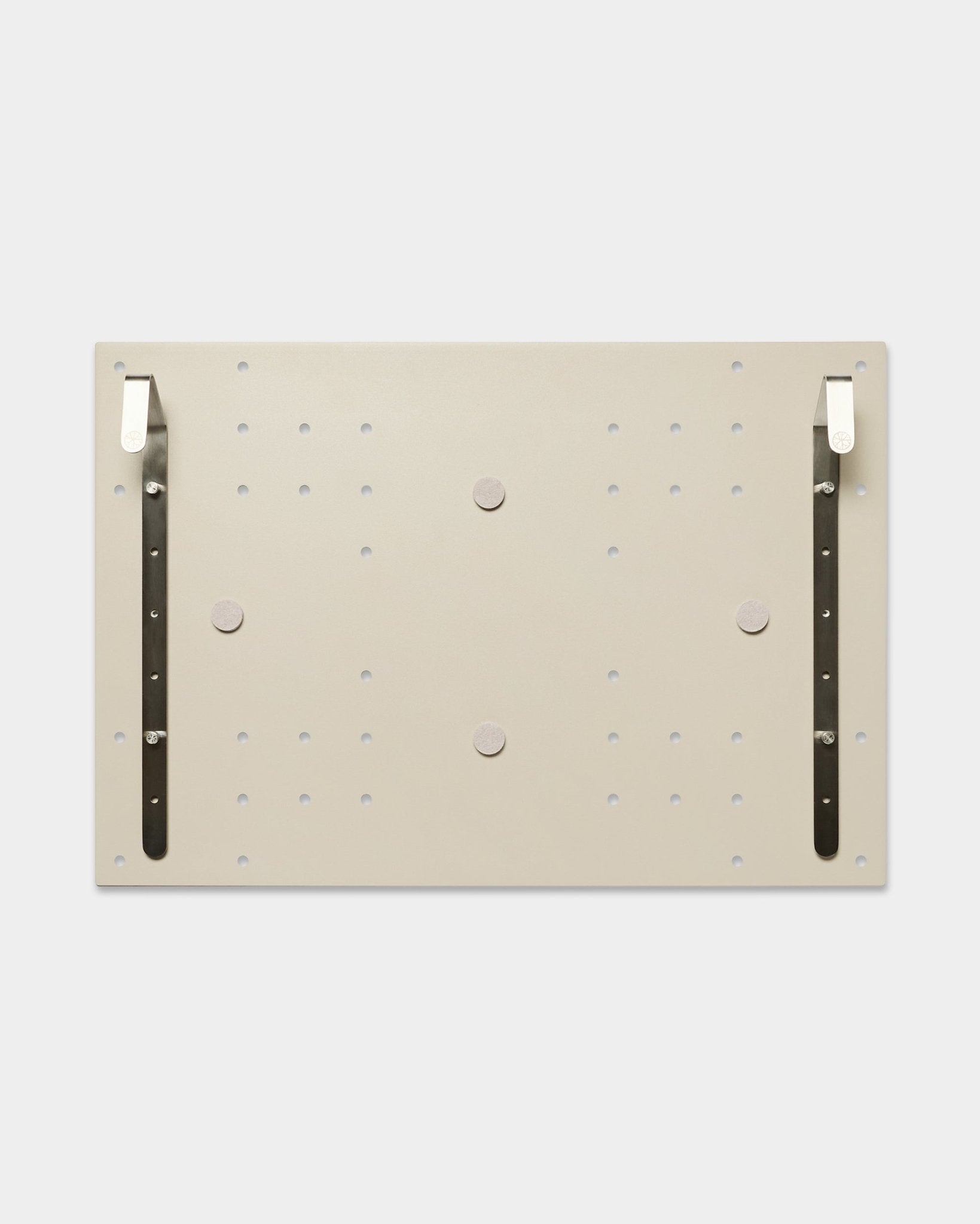 Il WoodUpp Nell TV-Mount/BM1 in beige (64x44 cm), compatibile con il divisorio EMBRACE BM1, è dotato di due staffe vertical per il montaggio della TV regolabile in altezza, senza bisogno della parete.