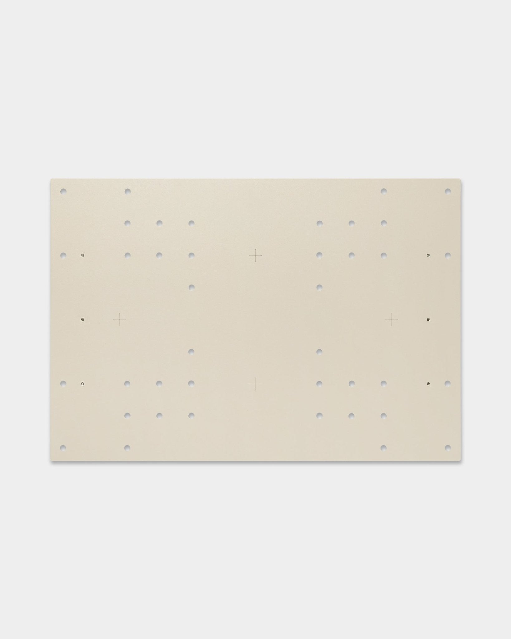 Il Nell | TV-Mount / BM1 di WoodUpp è un pannello beige da 64x44 cm per pannelli acustici, con fori a griglia e segni a croce per opzioni di montaggio flessibili.