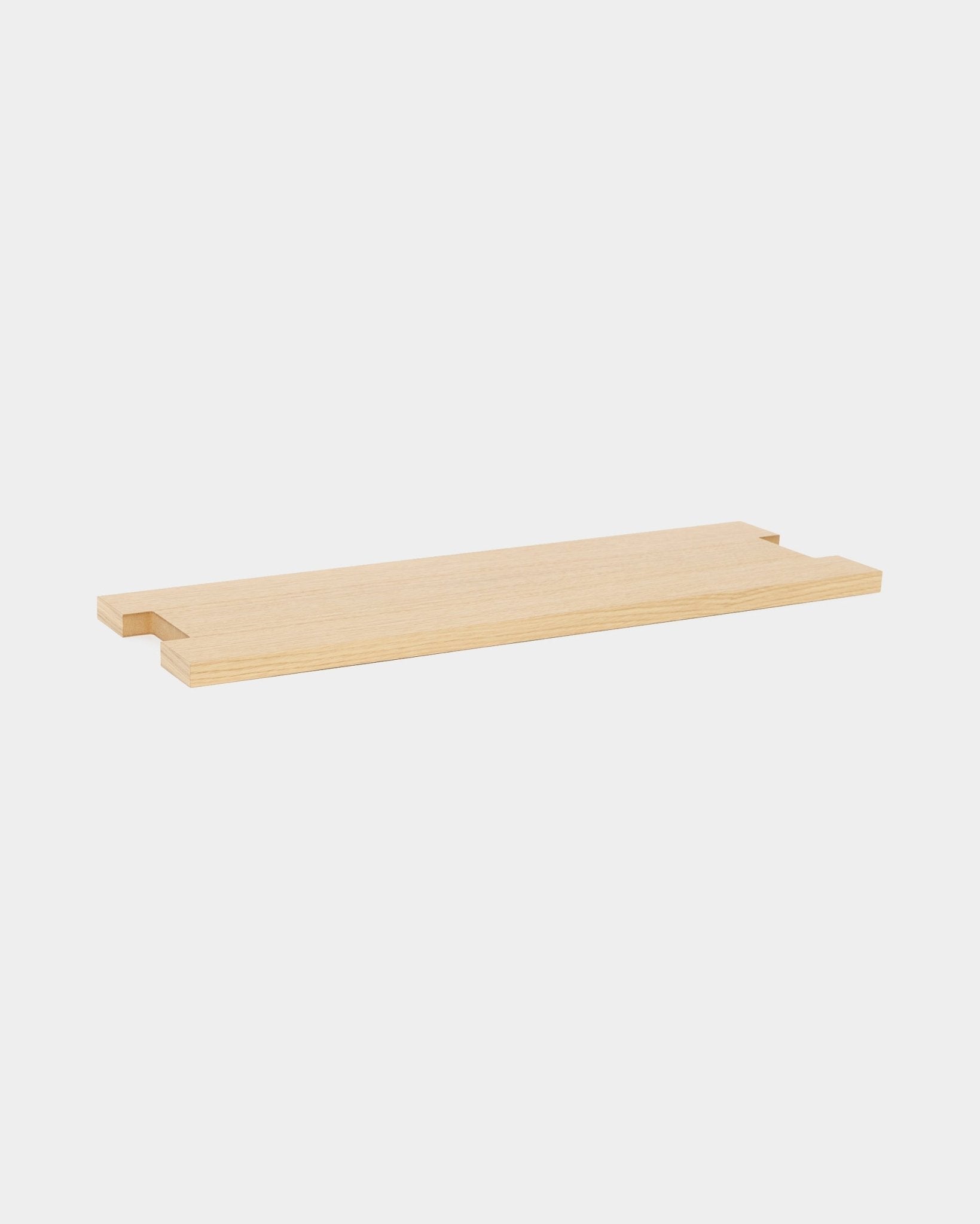 La Lova | Mensola in legno / BM2 di WoodUpp, impiallacciatura Rovere (65,8x20 cm), con angoli intagliati, design nordico minimalista, presentata su sfondo bianco.