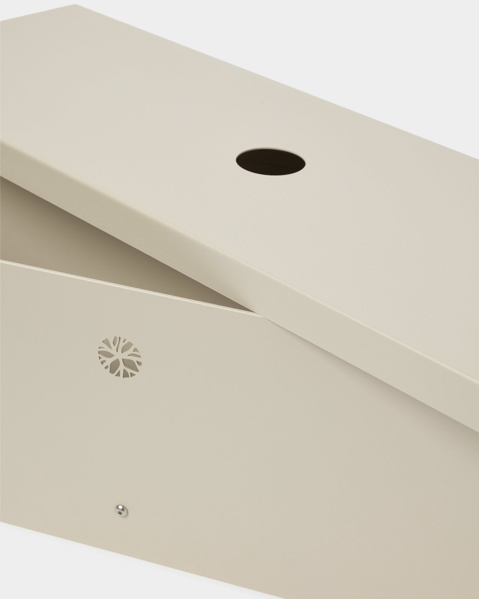 Il Nell | Metal Box / BM2, Beige di WoodUpp, realizzato in steel verniciato a polvere, con coperchio inclinato, apertura circolare e discreto emblema laterale.
