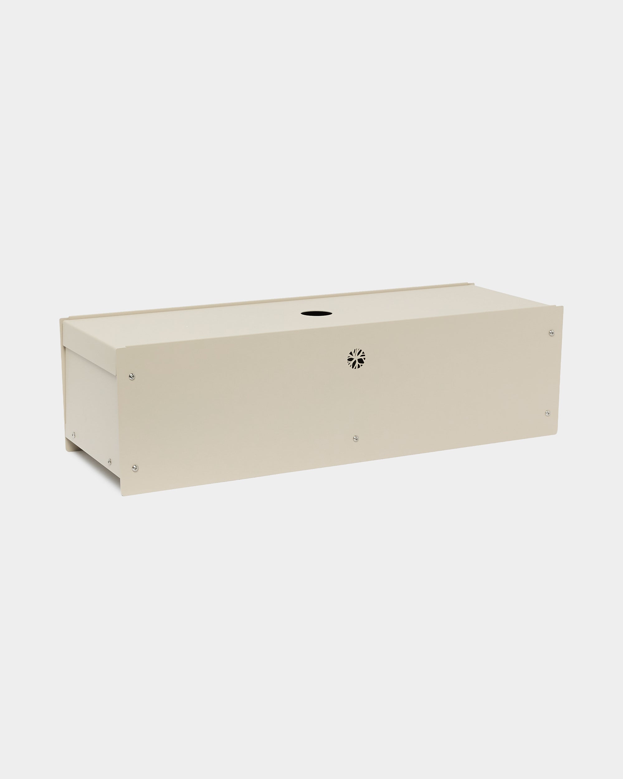 Il Nell | Metal Box / BM2 di WoodUpp, una scatola rettangolare in steel verniciata a polvere in beige, con foro circolare e apertura di ventilazione, accessorio per Akupanel, su sfondo bianco.