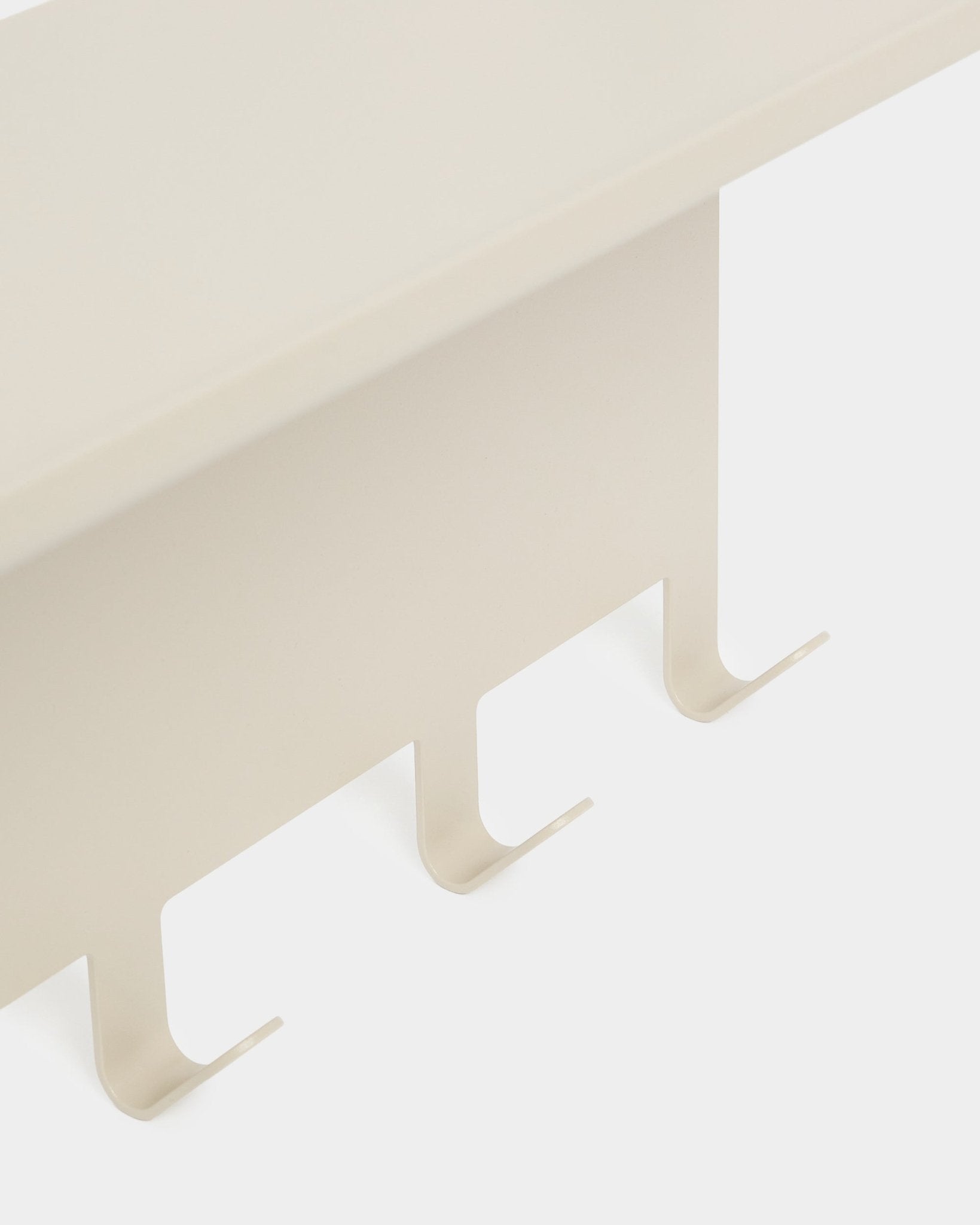 Il Nell | Appendiabiti / BM1 di WoodUpp, in steel verniciato a polvere beige, 63,5 x 24 cm con tre ganci rivolti verso il basso. Mostrato su uno sfondo bianco semplice.
