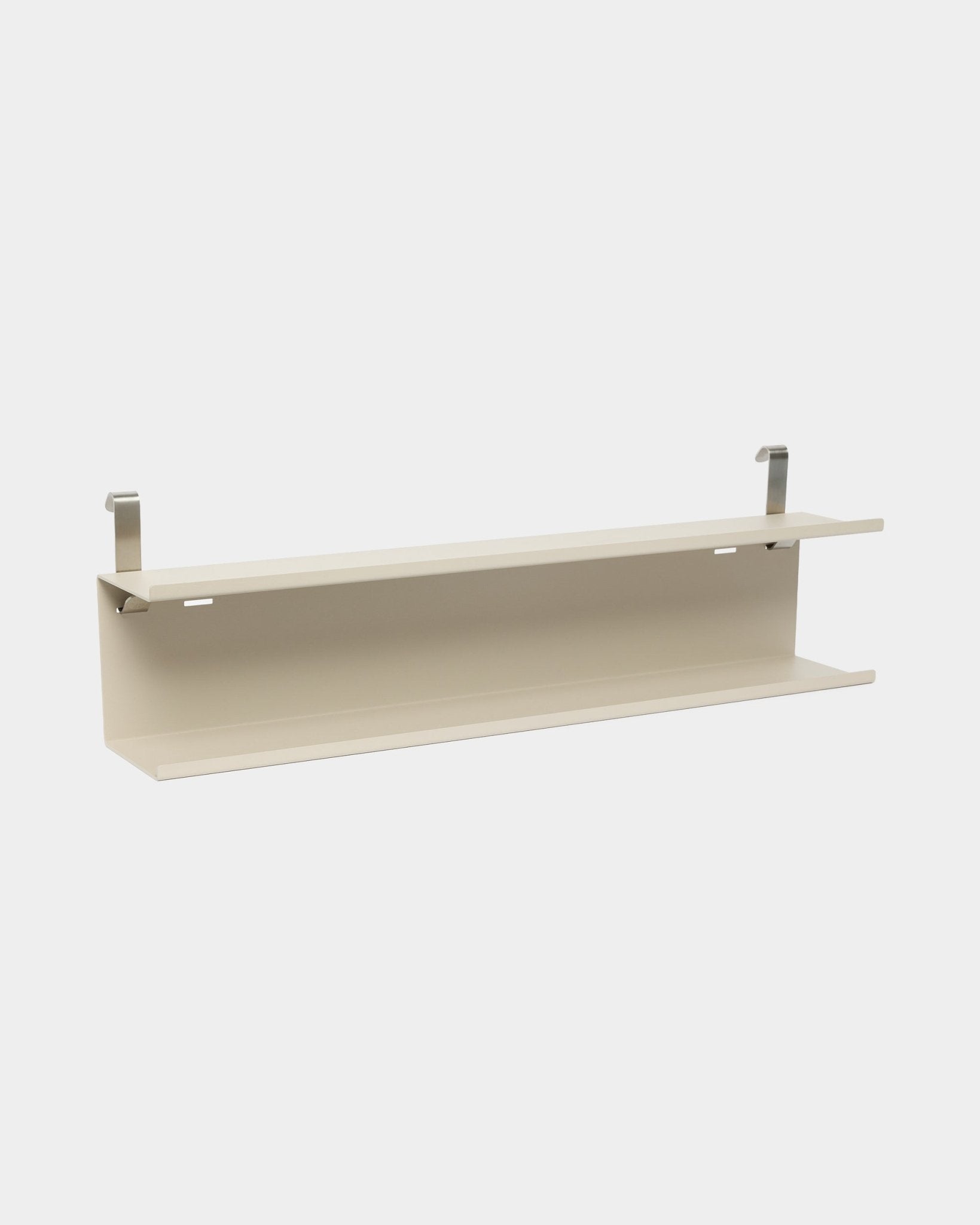 WoodUpp Double Metal Shelf BM1 in beige, 63,5 cm, in steel verniciato a polvere, con due staffe e design aperto nella parte inferiore per uno spazio contenitivo flessibile sui pannelli acustici.