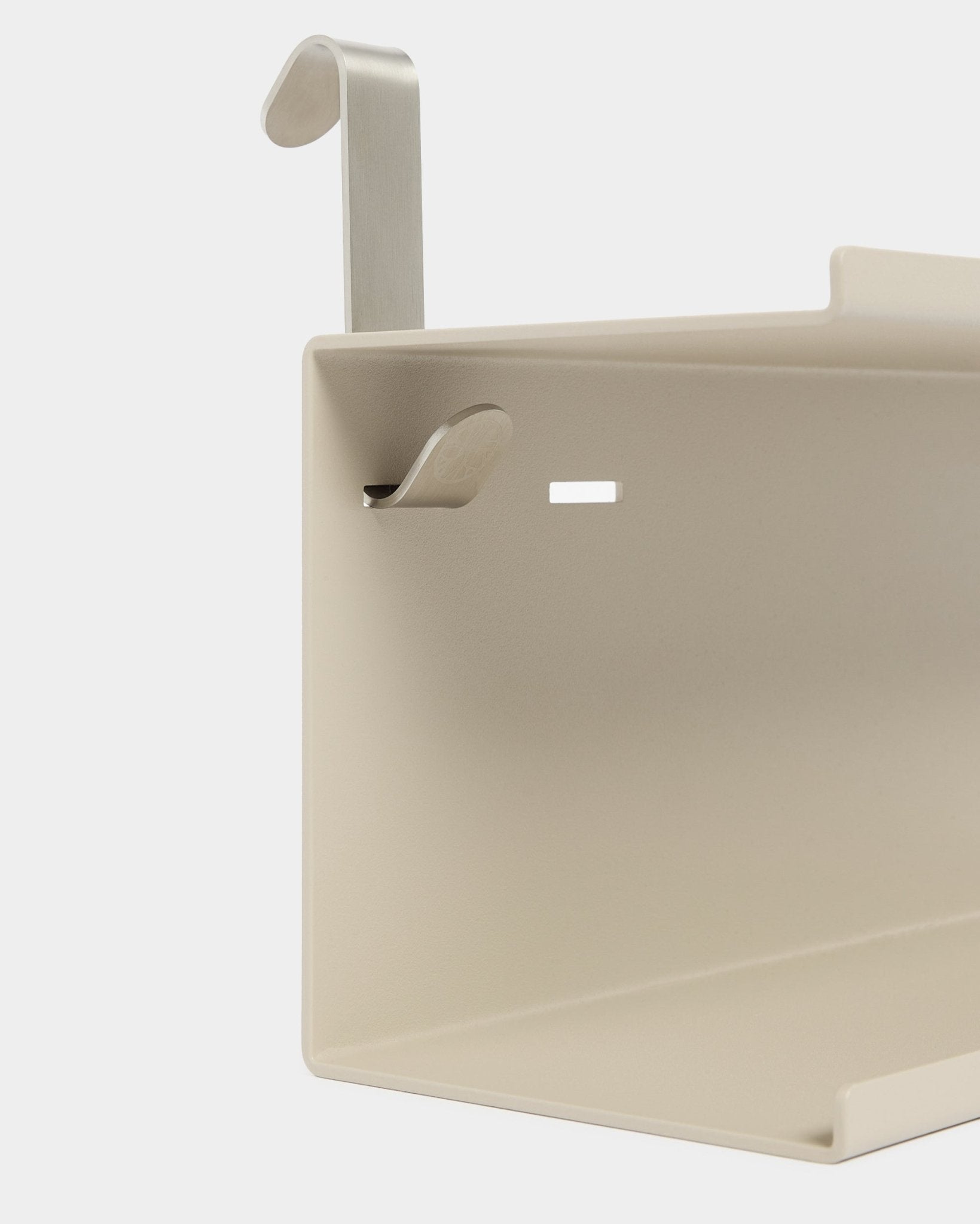 Primo piano di WoodUpp Nell Double Metal Shelf BM1 in beige (63,5 cm), con due ganci argentati, mostrato su sfondo bianco.