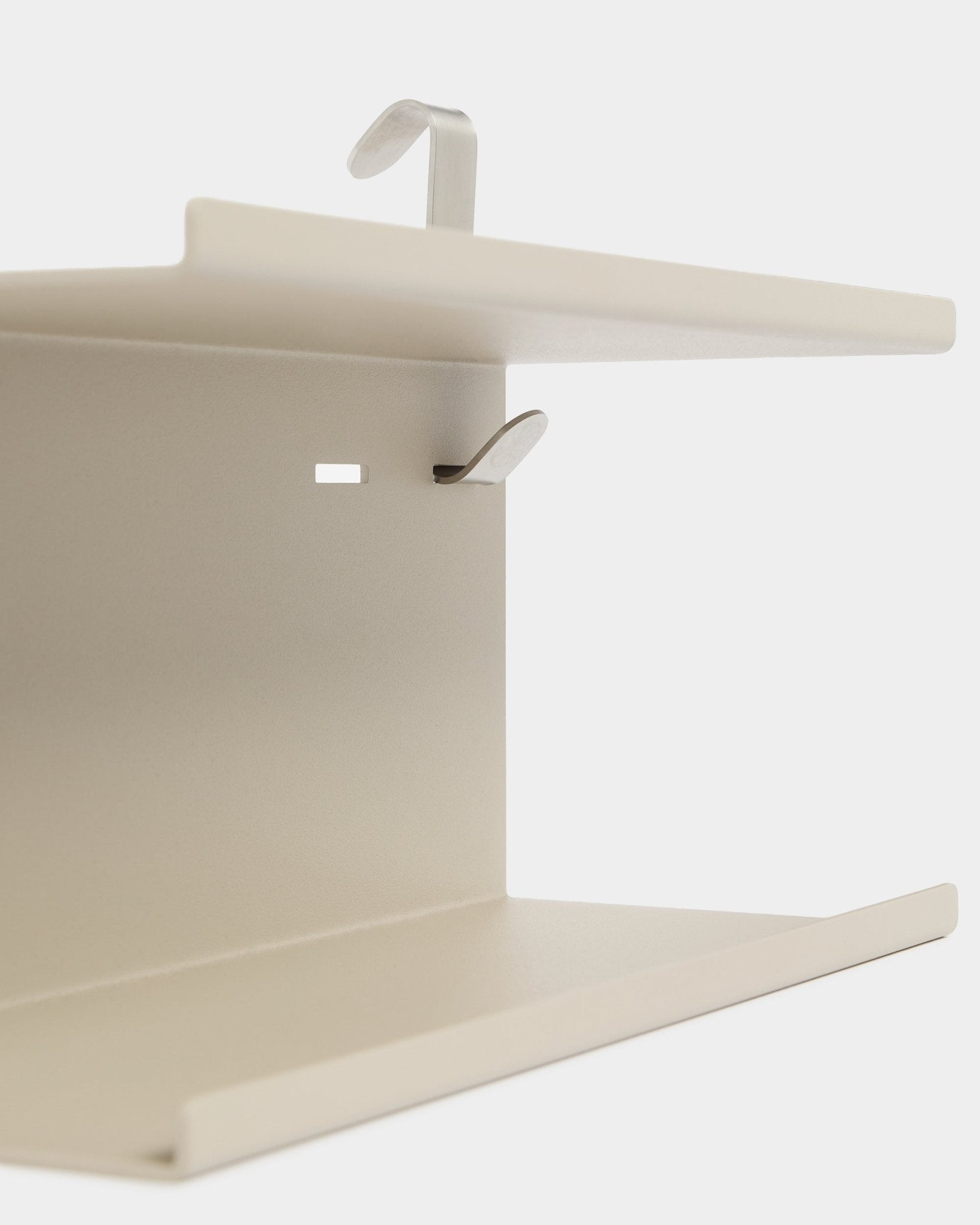 WoodUpp Create Double Metal Shelf BM1 in beige, 31,7 cm, con due ganci argentati e design a doppio livello, mostrata su sfondo bianco.