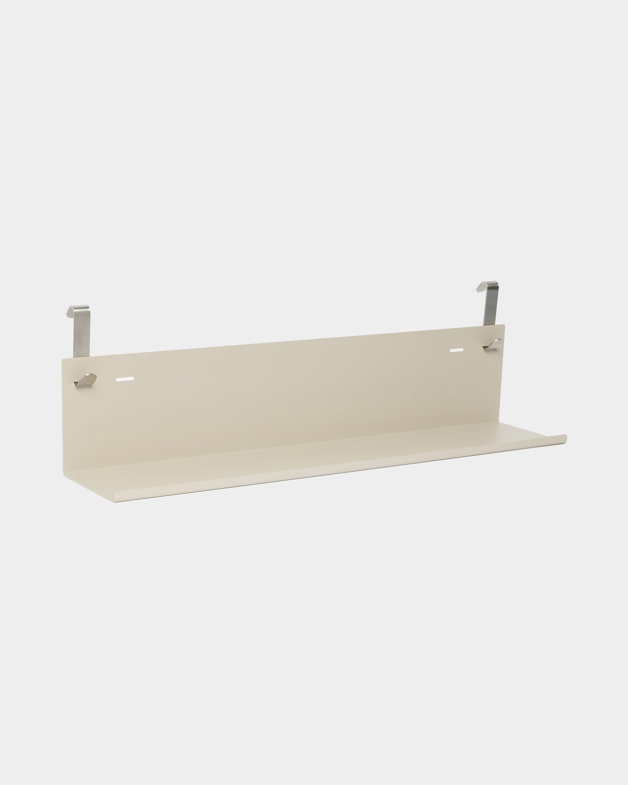 Mensola metallica WoodUpp Nell BM1 in beige, 63 x 13,4 cm, base piatta con due staffe in metallo, verniciata a polvere steel, mostrata su uno sfondo bianco semplice.