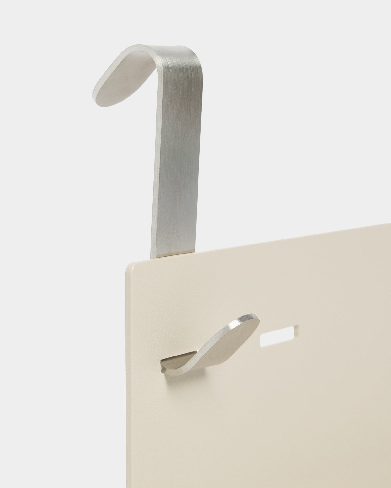La mensola metallica Nell/BM1 di WoodUpp in beige (63x13,4 cm) include un gancio in metallo argentato e un gancio extra small, progettata per l’uso con pannelli acustici regolabili.