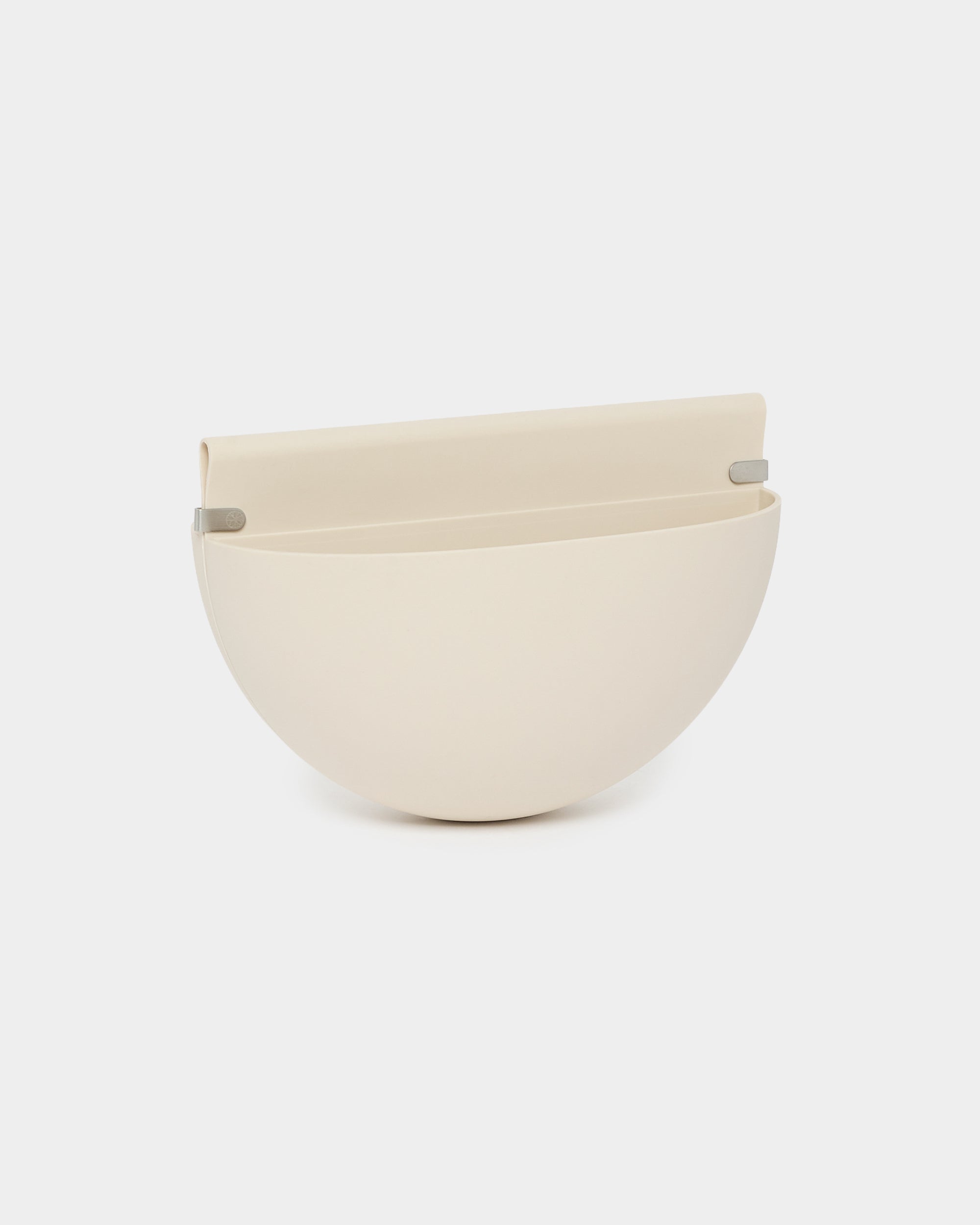 Gro | Soft Pocket / BM2 di WoodUpp, un vaso da parete minimalista da 4L in beige chiaro, con finitura liscia e tasca in TPV riutilizzabile, pensato per completare i pannelli acustici.