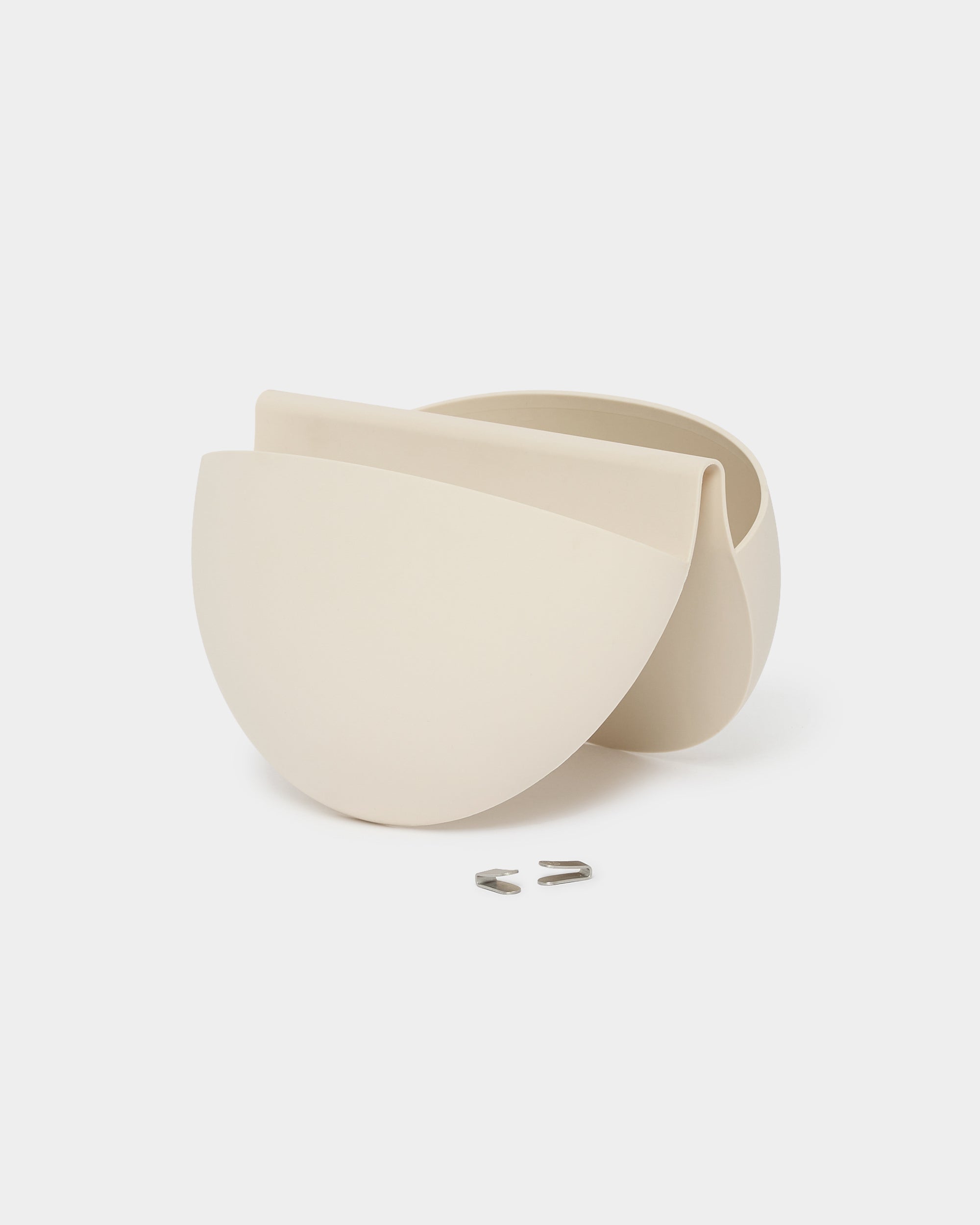 Gro | Soft Pocket / BM2 di WoodUpp è un vaso da parete semicircolare da 4 l in beige chiaro, dal design moderno e con tasca per piante in TPV riutilizzabile, compatibile con Akupanel.