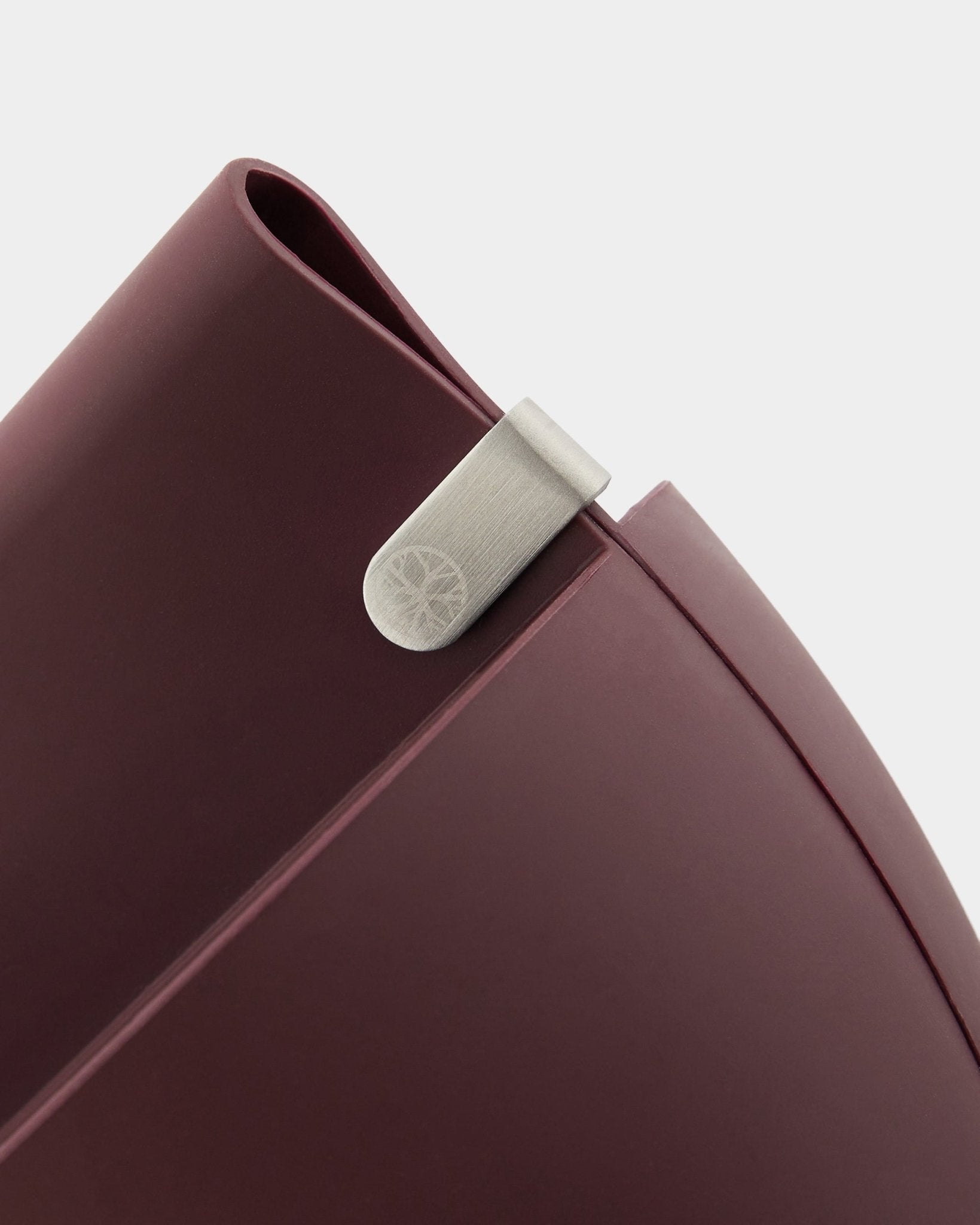 Primo piano della fioriera WoodUpp Gro Soft Pocket BM2 in Ox Red, capacità 4 l, con clip in metallo argentato e logo inciso, su sfondo bianco semplice.