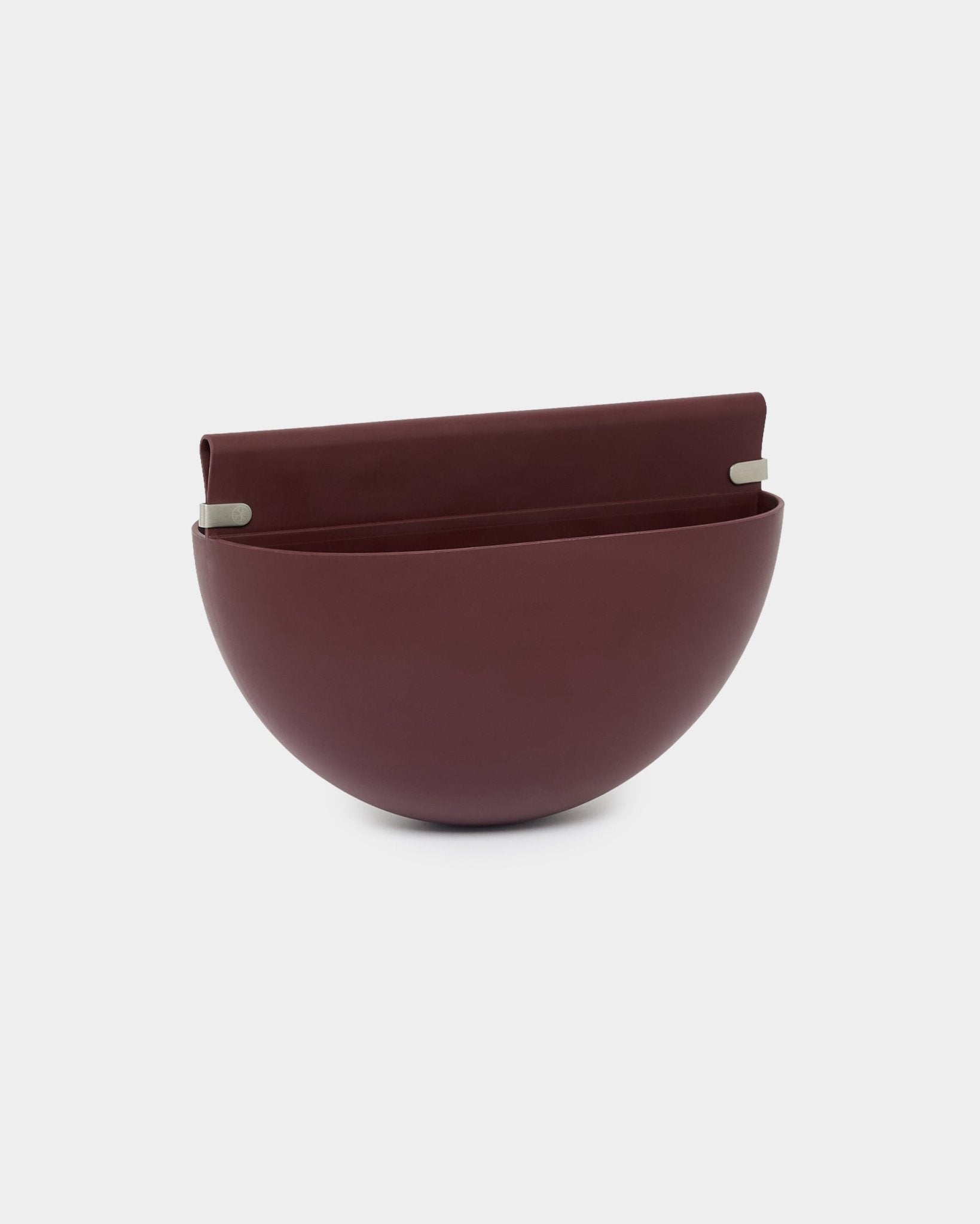 WoodUpp Gro Soft Pocket / fioriera BM2 in Ox Red, capacità 4L, con design a mezza sfera, retro piatto e due staffe in metallo per il montaggio sui pannelli acustici.