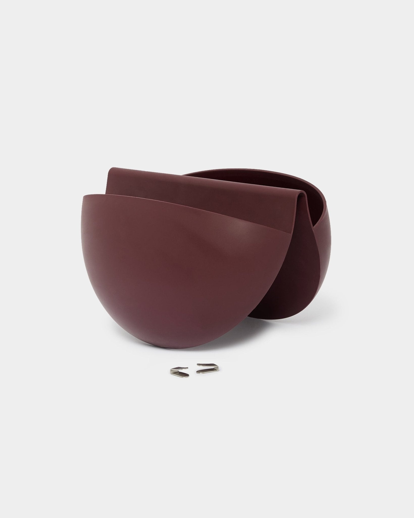 Due fioriere WoodUpp Gro Soft Pocket BM2 in Ox Red, capacità 4 l, sono posizionate una accanto all’altra, ciascuna dotata di un gancio da parete in metallo per il montaggio sui pannelli acustici.