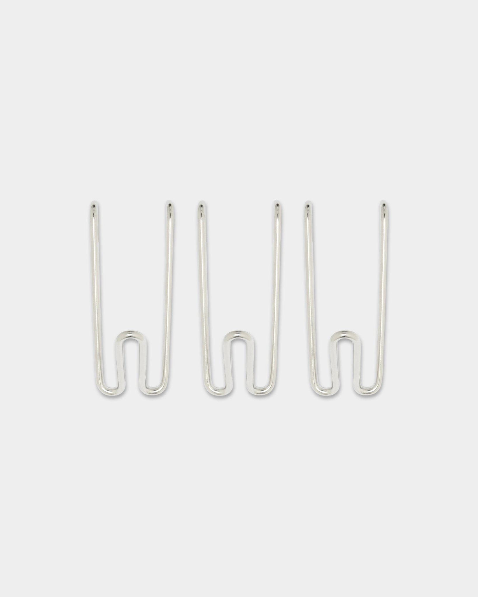 Tre Alva Wire Hooks BM1, Short, in acciaio inox steel della collezione CREATE di WoodUpp, disposti a distanza regolare su uno sfondo bianco semplice.