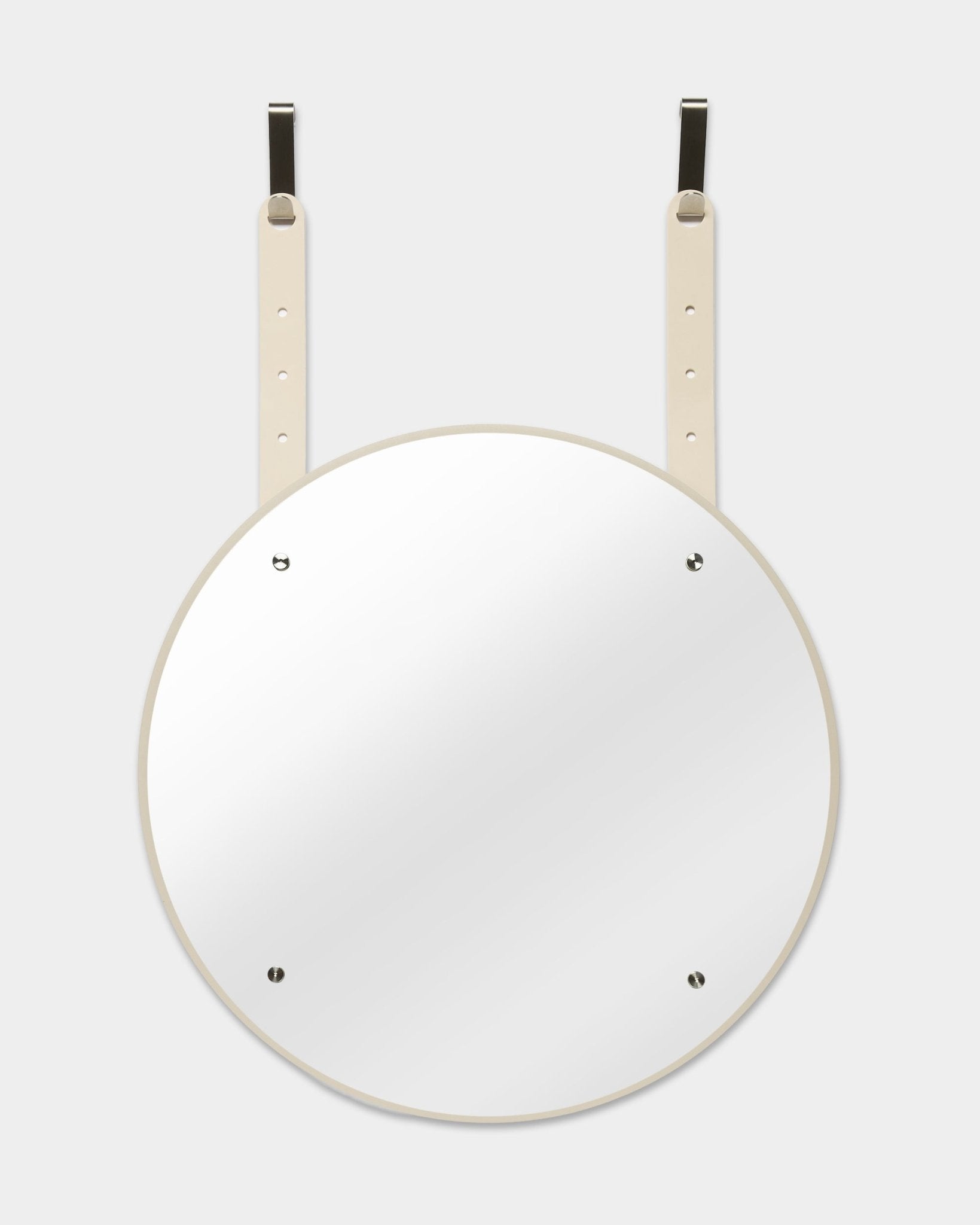 Lo specchio Vala | Mirror BM1 di WoodUpp, D54 cm, con cornice bianca e cinghie regolabili beige per l’appendimento, è mostrato su uno sfondo grigio chiaro.