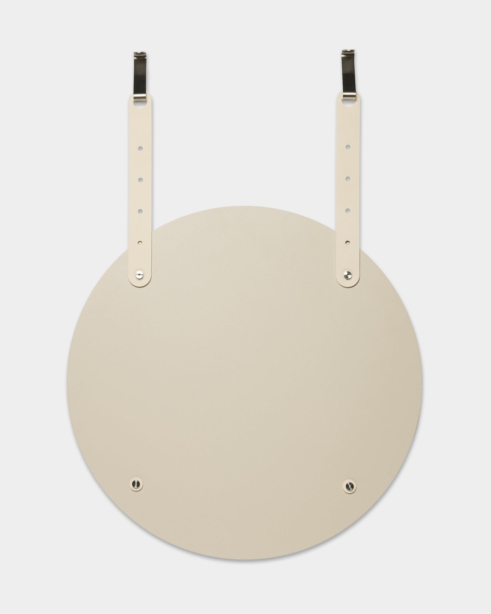 Il Vala | Mirror / BM1 di WoodUpp è uno specchio da parete rotondo beige, con cinghie in pelle regolabili per l’appendimento; l’installazione non richiede fori nel muro.