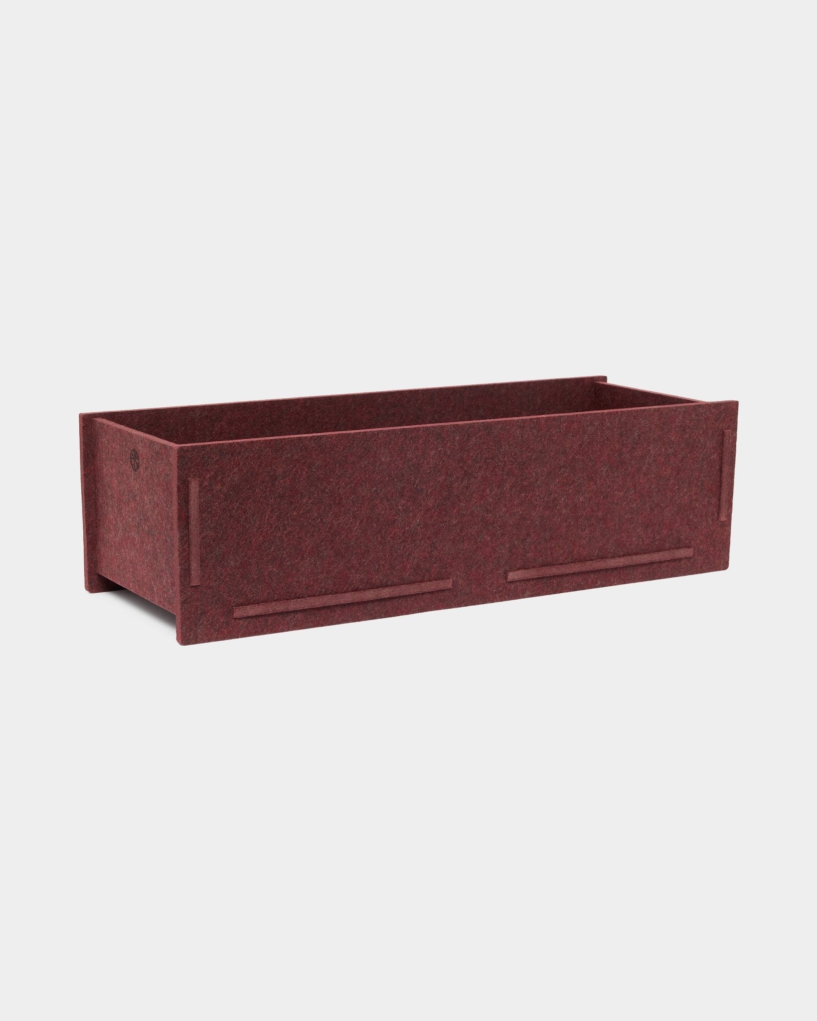 Contenitore rettangolare in feltro PET ox red, The Vigg | Felt Box / BM2 di WoodUpp, con parte superiore aperta e cuciture a vista; progettato come accessorio per Akupanel.