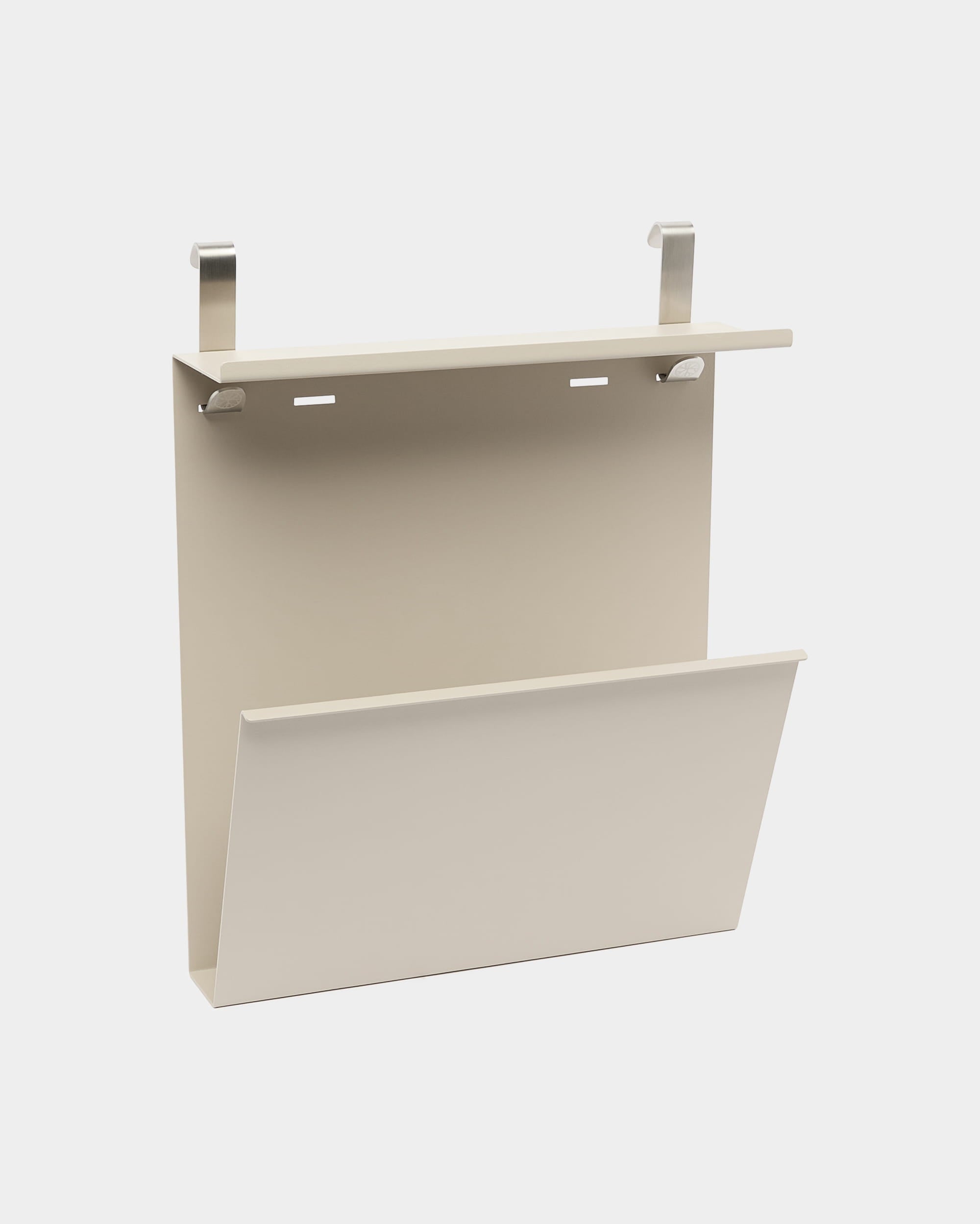 WoodUpp Nell Shoe Storage in beige con organizer in steel verniciato a polvere, mensola integrata e tasca inclinata pensata per l’uso sopra la porta.