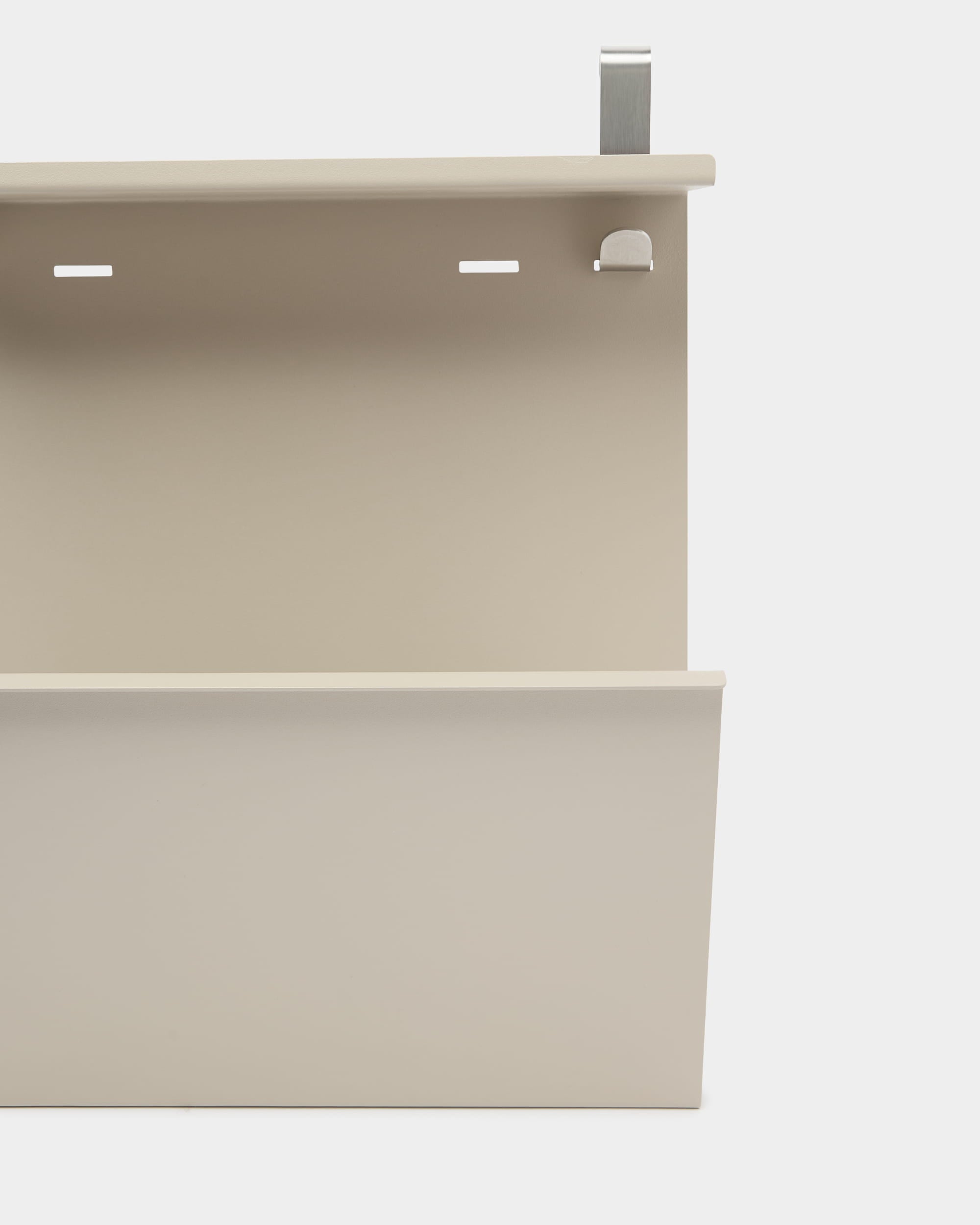 Nell Shoe Storage di WoodUpp è un organizer da parete beige in steel, con mensola, scomparti e gancio per riporre le scarpe o organizzare gli oggetti small.