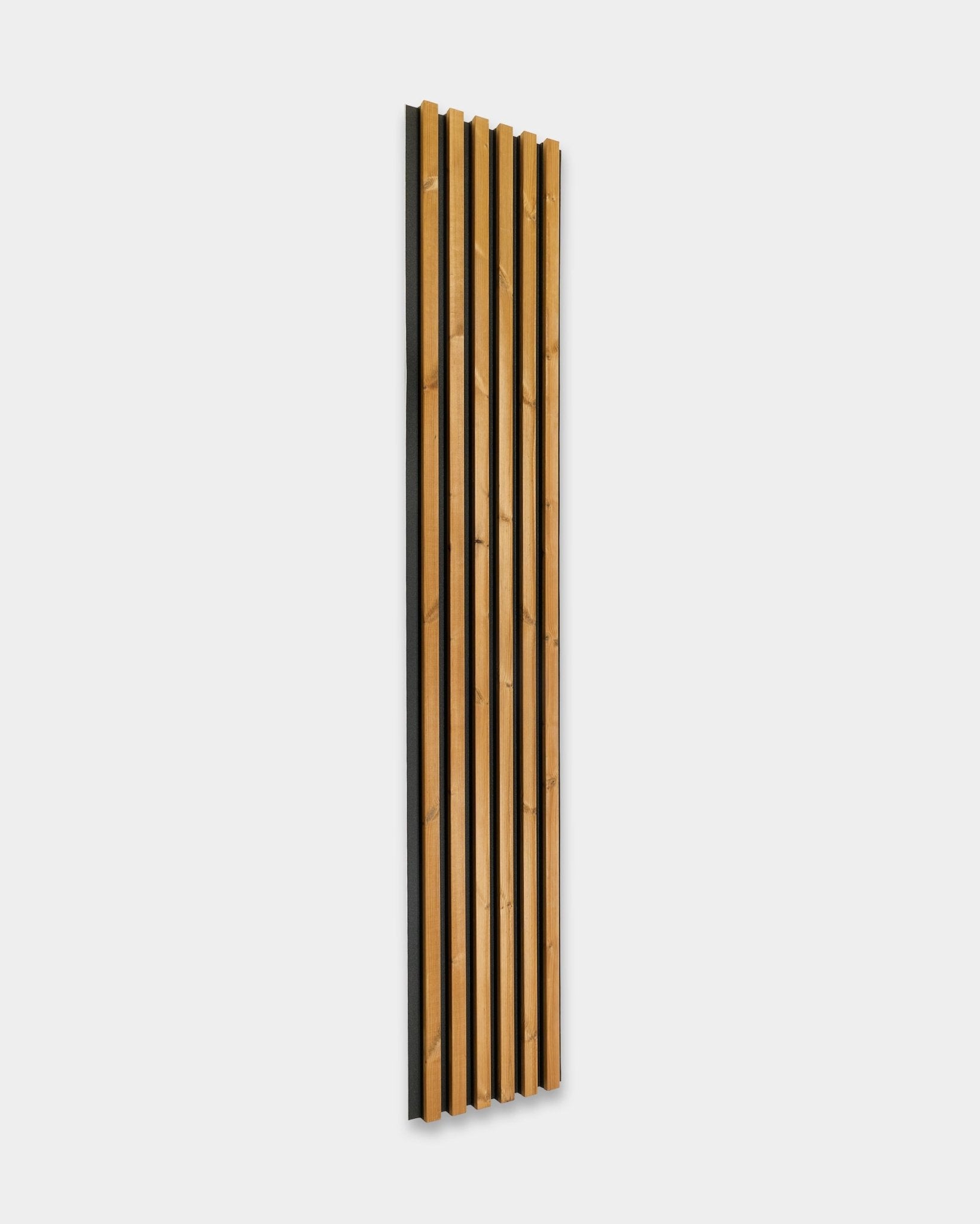 Pannello per facciata WoodUpp Aluwood in brown, Misura 240 x 45.1 cm, con doghe in abete nordico vertical e supporto black, installato su una superficie bianca.