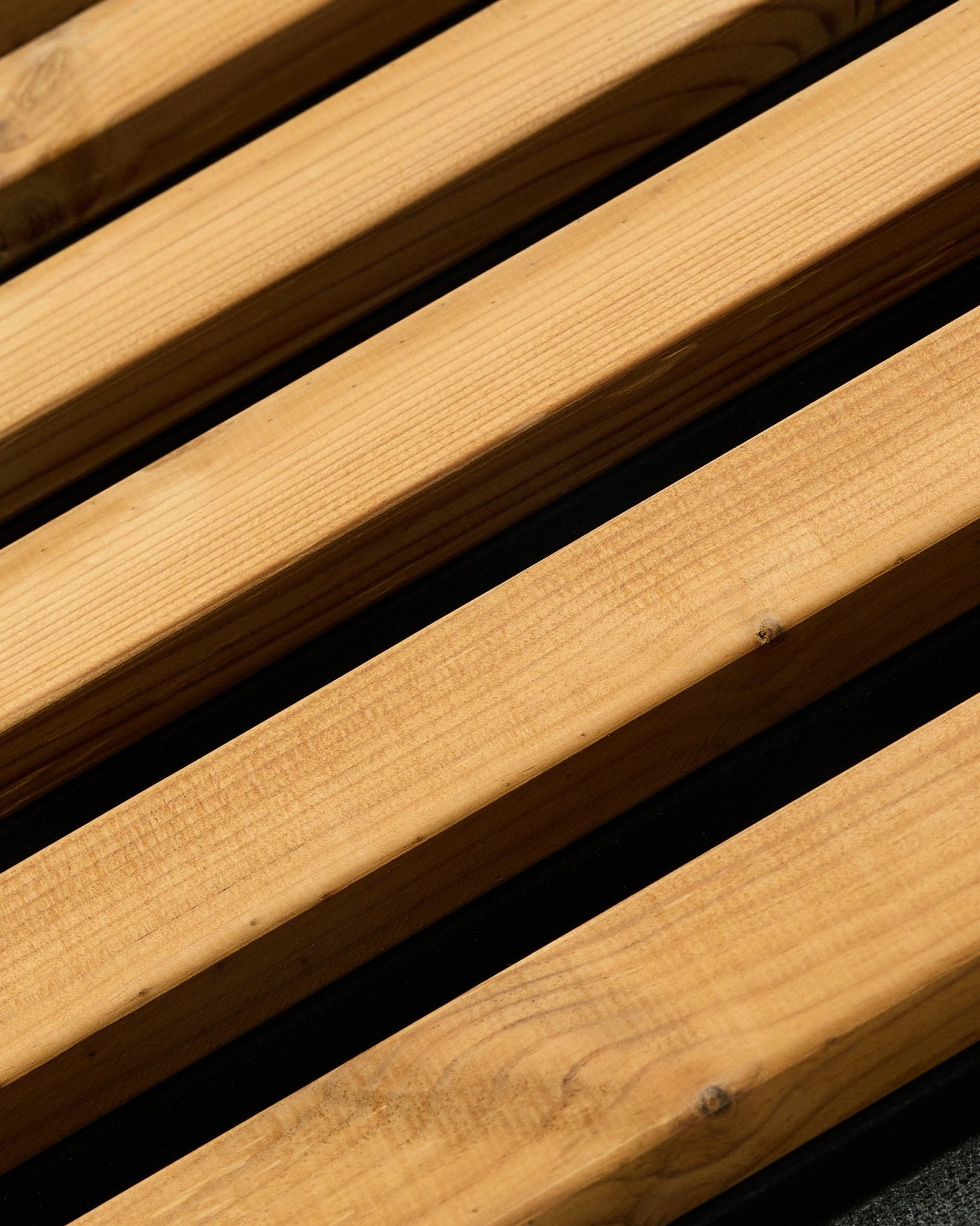 Primo piano del pannello per facciata WoodUpp Aluwood in brown (240 x 45.1 cm) con assi parallele in abete nordico, progettato per applicazioni architettoniche da esterno.