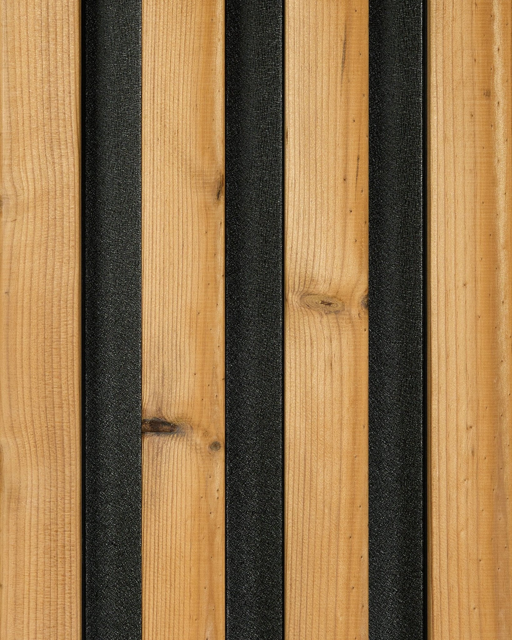Campione di pannello per facciata Aluwood in brown (45.7 x 27 cm) di WoodUpp, con assi effetto legno vertical e strisce black che creano un moderno design a righe.