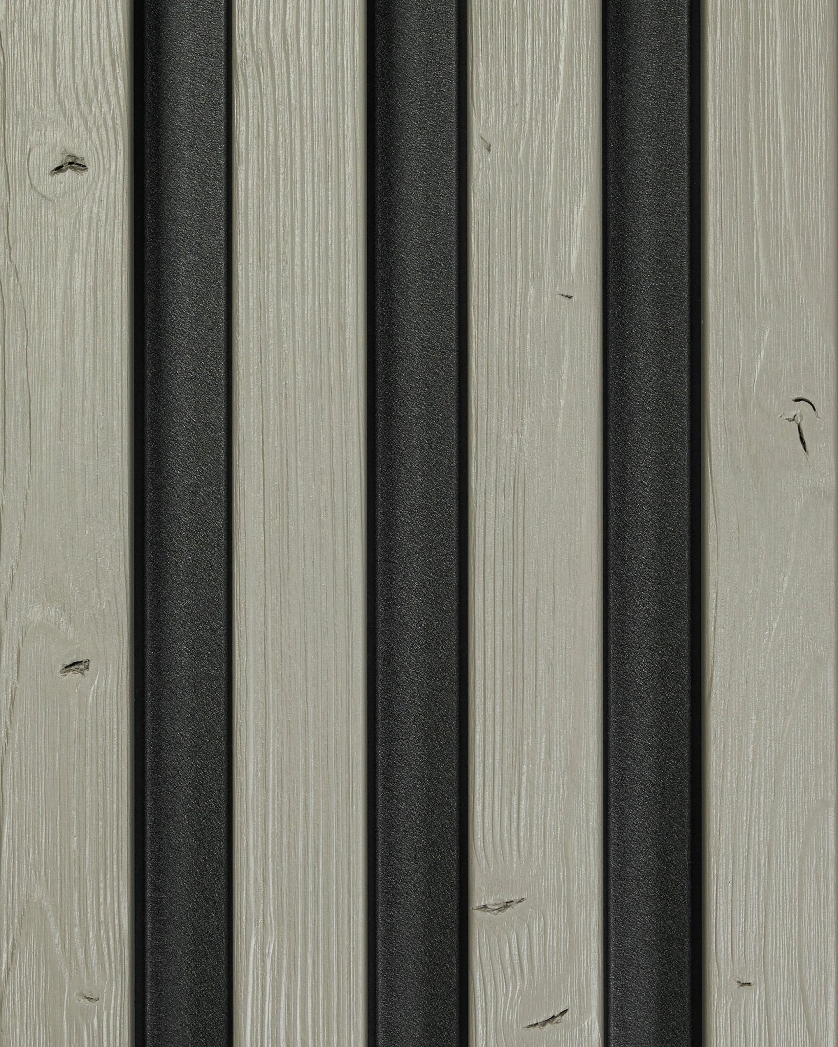 Campione Aluwood Grey (45,7 x 27 cm), pannello di facciata di WoodUpp; i listelli in legno grigio con strisce metalliche vertical black creano una superficie esterna moderna e materica.