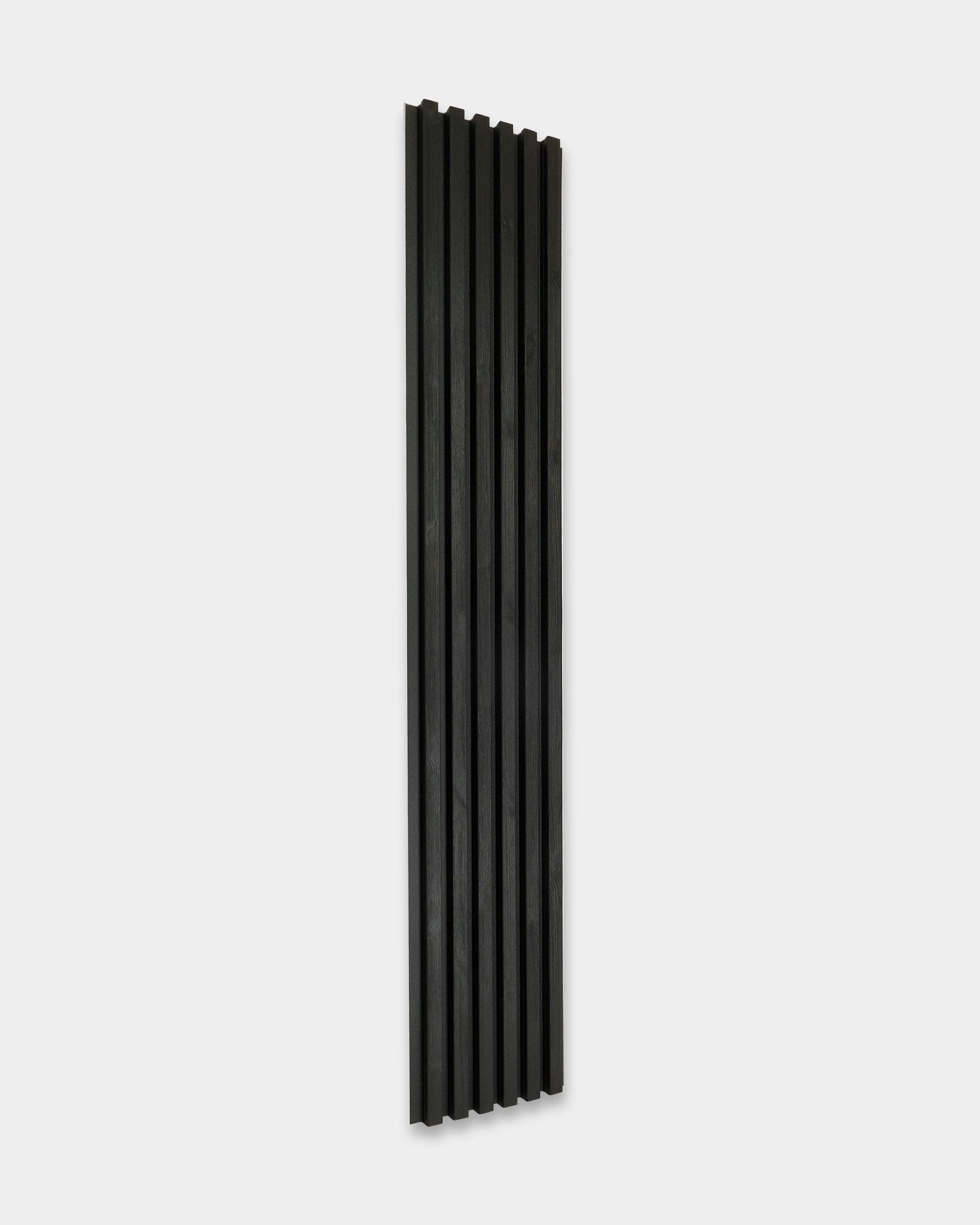 Pannello per facciata outdoor Aluwood di WoodUpp, black, 240 x 45,1 cm, con scanalature vertical, su uno sfondo uniforme grigio chiaro.